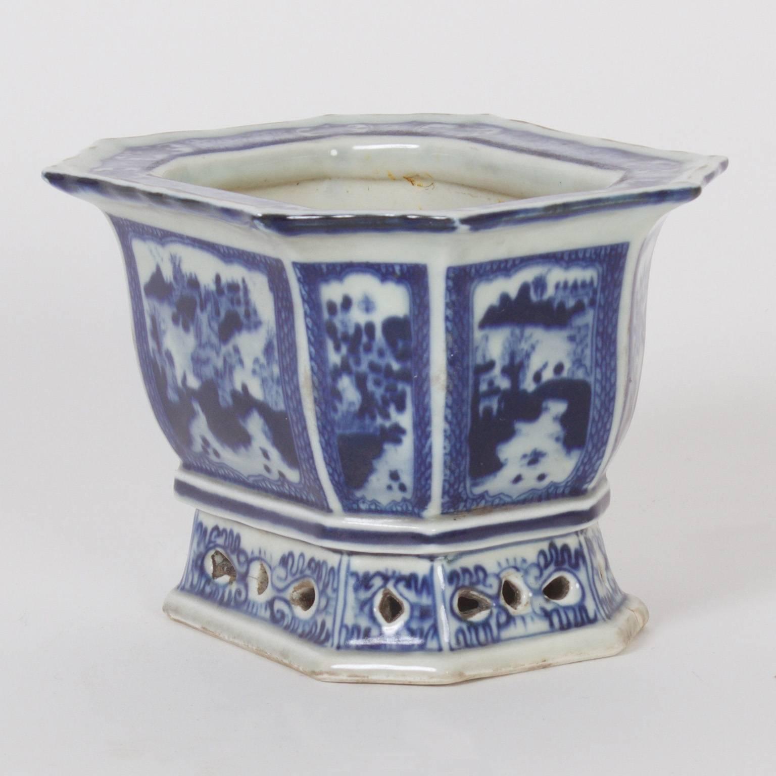 Pair of Chinese Export Blue and White Porcelain Planters In Excellent Condition In Palm Beach, FL