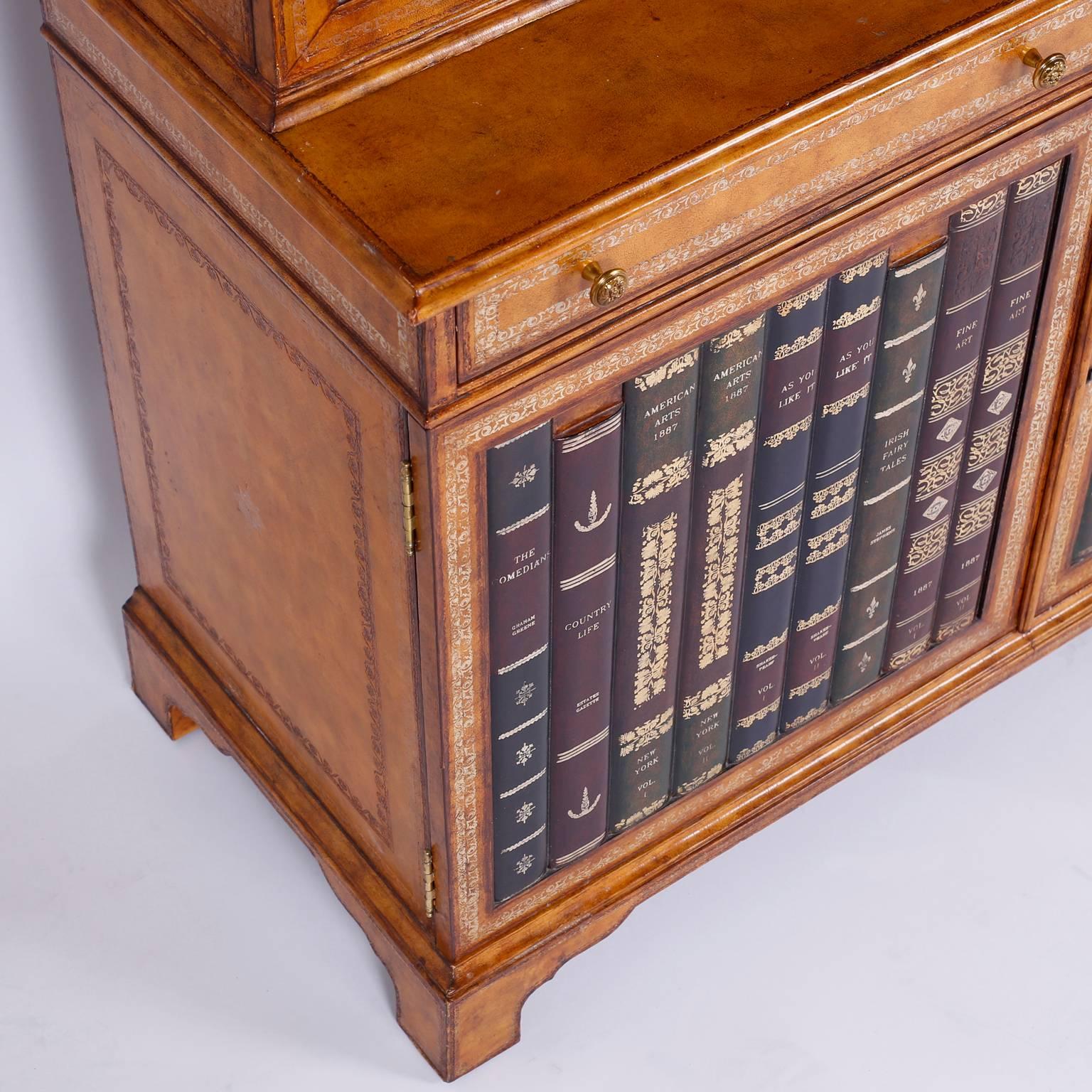20ième siècle Bibliothèque ou meuble de rangement du milieu du siècle dernier recouvert de cuir en vente