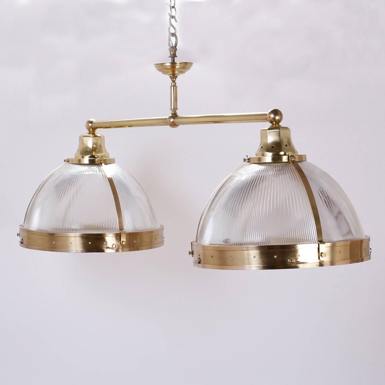 Lustre ou suspension chic à double dôme, à la fois élégant et industriel. Le verre du dôme est strié pour un éclat lustré ; le verre du fond présente le motif paisible de l'eau. Poli à la main et laqué pour un entretien facile. Câblage récemment