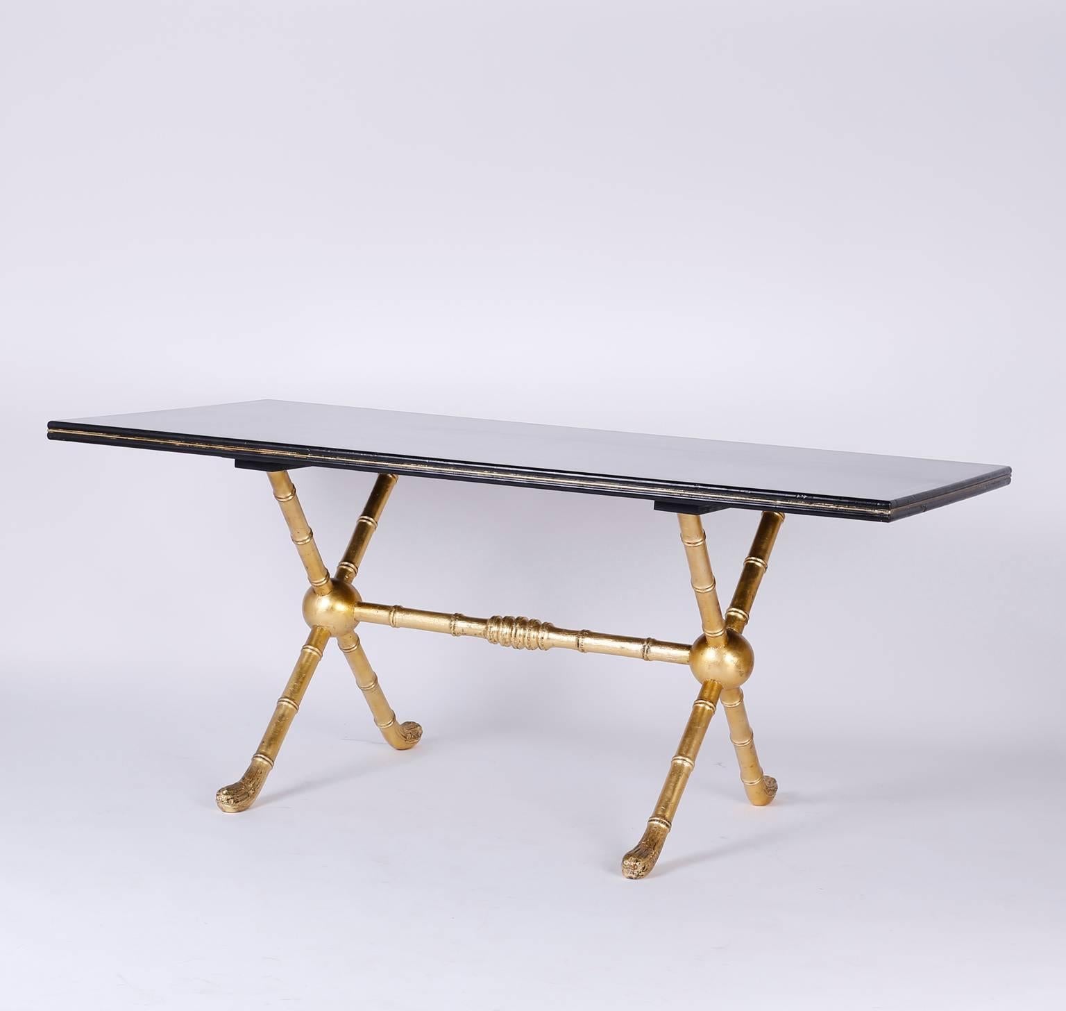 Rechteckiger Tisch aus schwarzem Lack und Blattgold (Regency) im Angebot