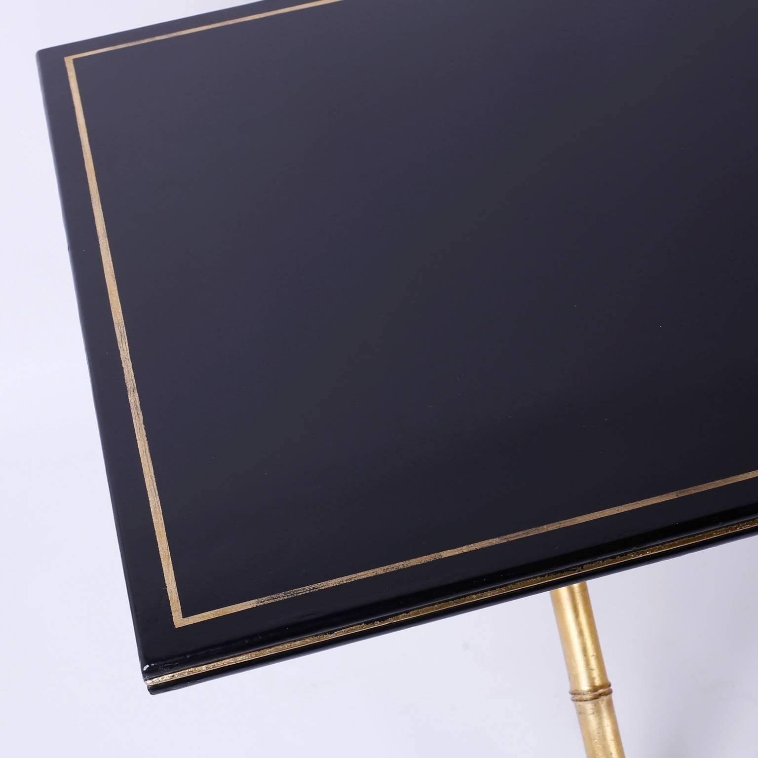 Rechteckiger Tisch aus schwarzem Lack und Blattgold im Angebot 1