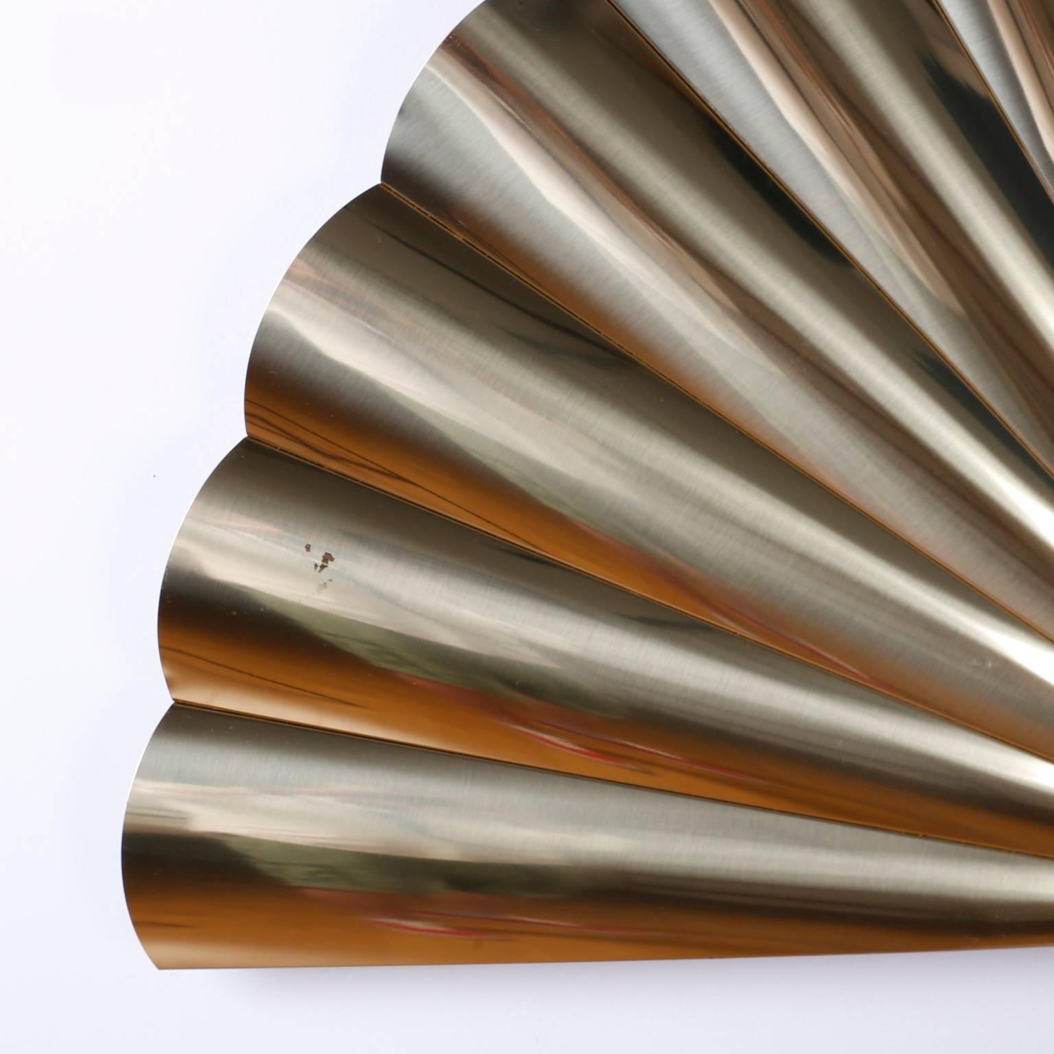 Arte da parete o da sopraporta in ottone di Jere, metà secolo C, con un design elegante che ricorda un'alba con influenze Art Deco. Firmato C. Jere 1984.