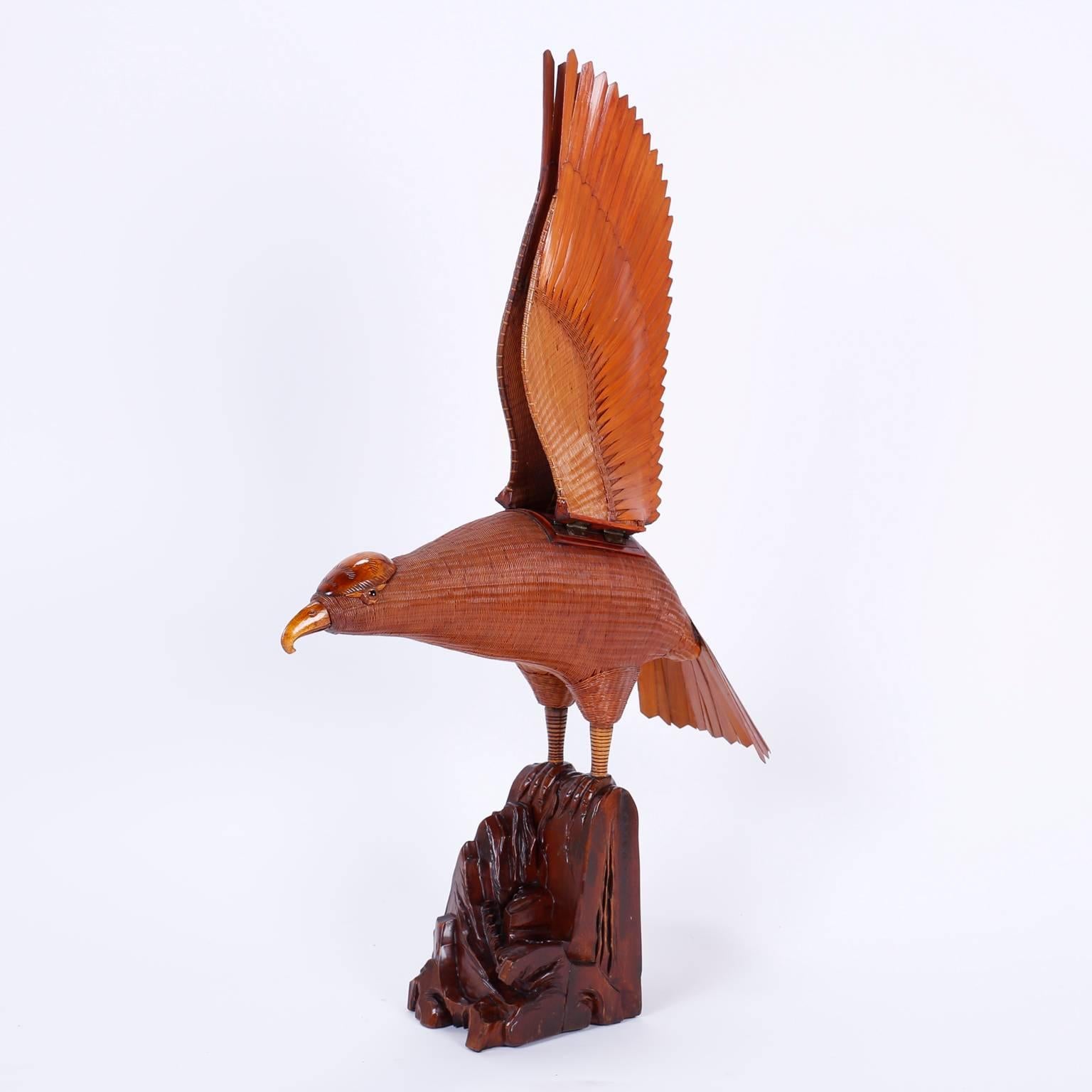 Oiseau ou faucon en osier de la célèbre collection shanghai, fabriqué de manière experte en osier et en rotin, avec des ailes en bois sculpté mobiles et amovibles, et perché sur un spécimen de racine organique. Le meilleur de la collection.