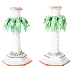 Pareja de candeleros de porcelana italiana con palmeras