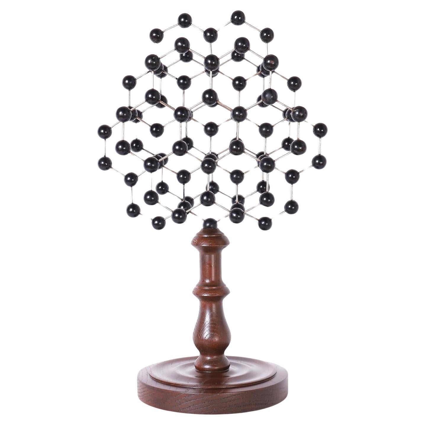 Modèle de structure moléculaire sur une base en bois