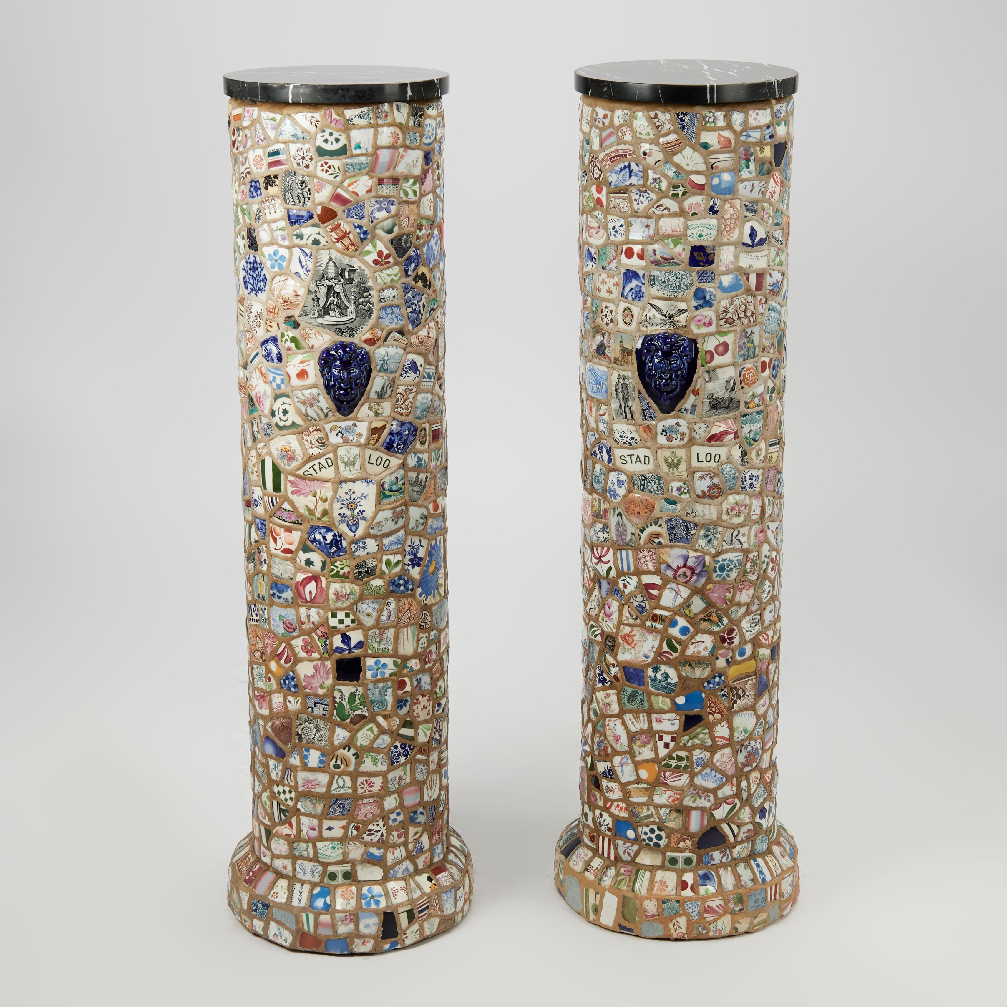 Rara e notevole coppia di antichi piedistalli inglesi. Decorata con frammenti di porcellana europea, raccolti con amore e collocati in modo ambizioso in una composizione eccentrica, presentata con piani in marmo nero. 