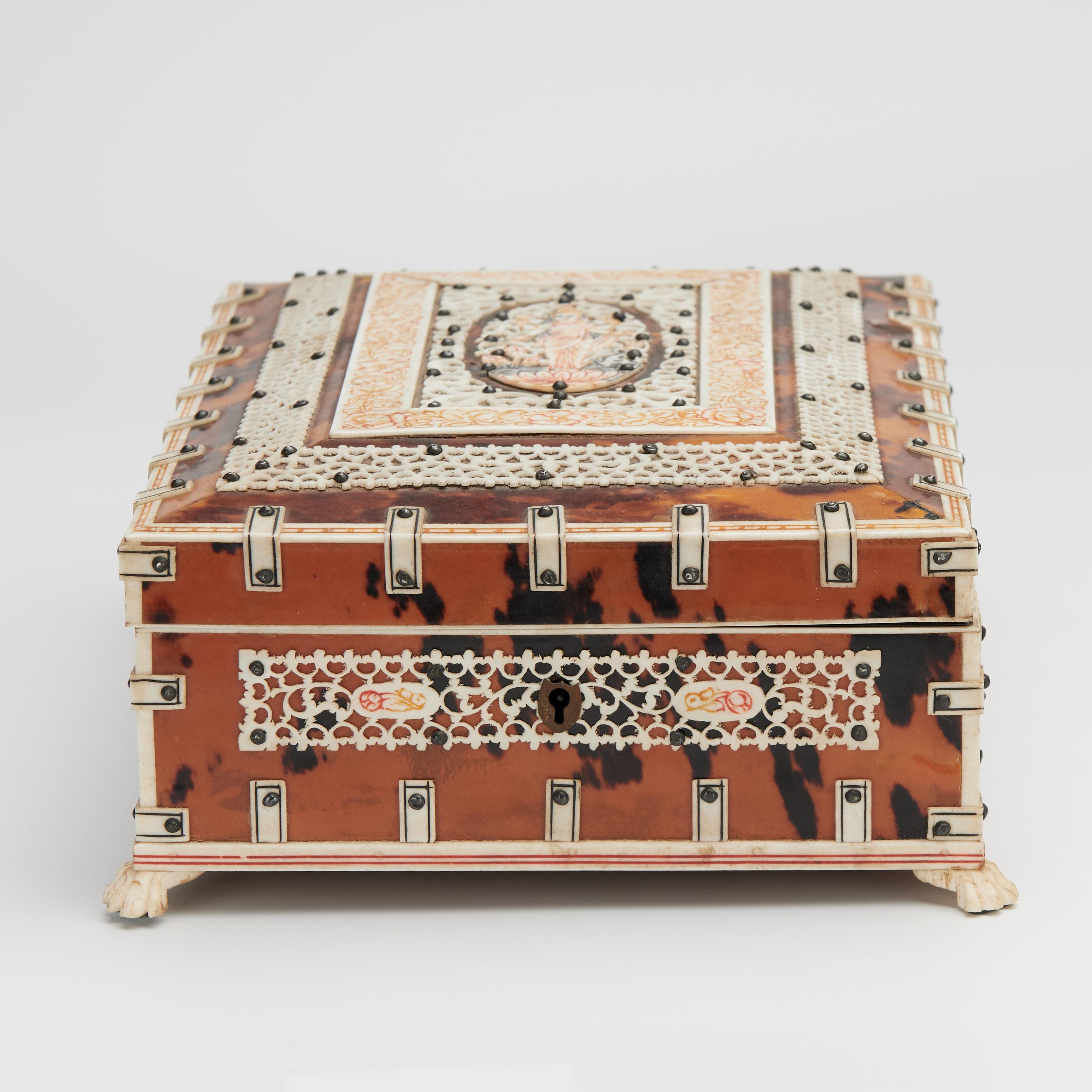 Bezaubernde antike anglo-indische Deckeldose, handgefertigt aus Mahagoni und verkleidet mit Schildpatt. Anspruchsvoll verziert mit applizierten floralen Knochenmustern, darunter ein Mittelmedaillon mit einer gemalten Gottheit. Das Innere ist mit