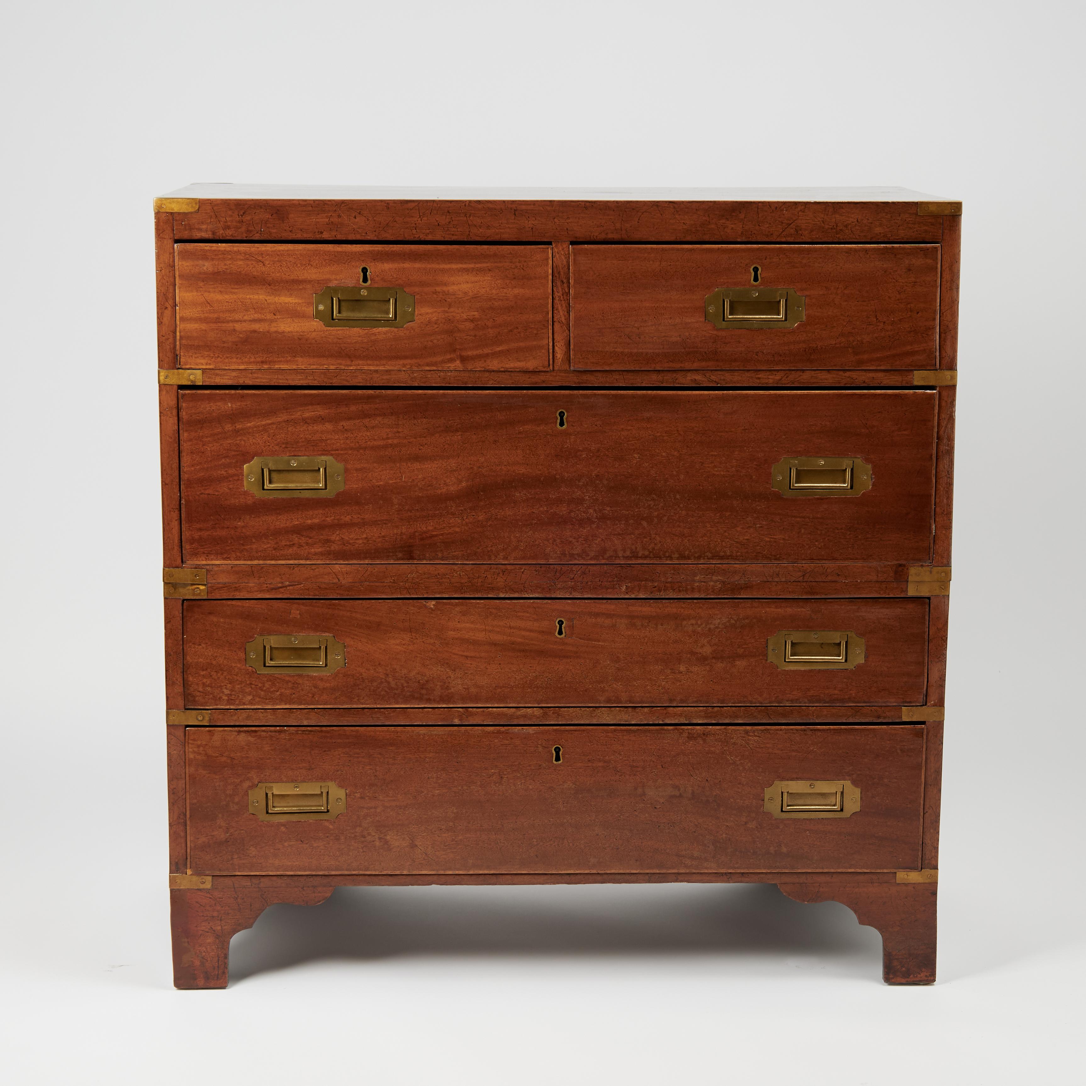 Magnifique coffre de campagne à cinq tiroirs de style colonial britannique du XIXe siècle, fabriqué à la main en acajou avec des veinures spectaculaires, des ferrures en laiton et des pieds en console classiques.
