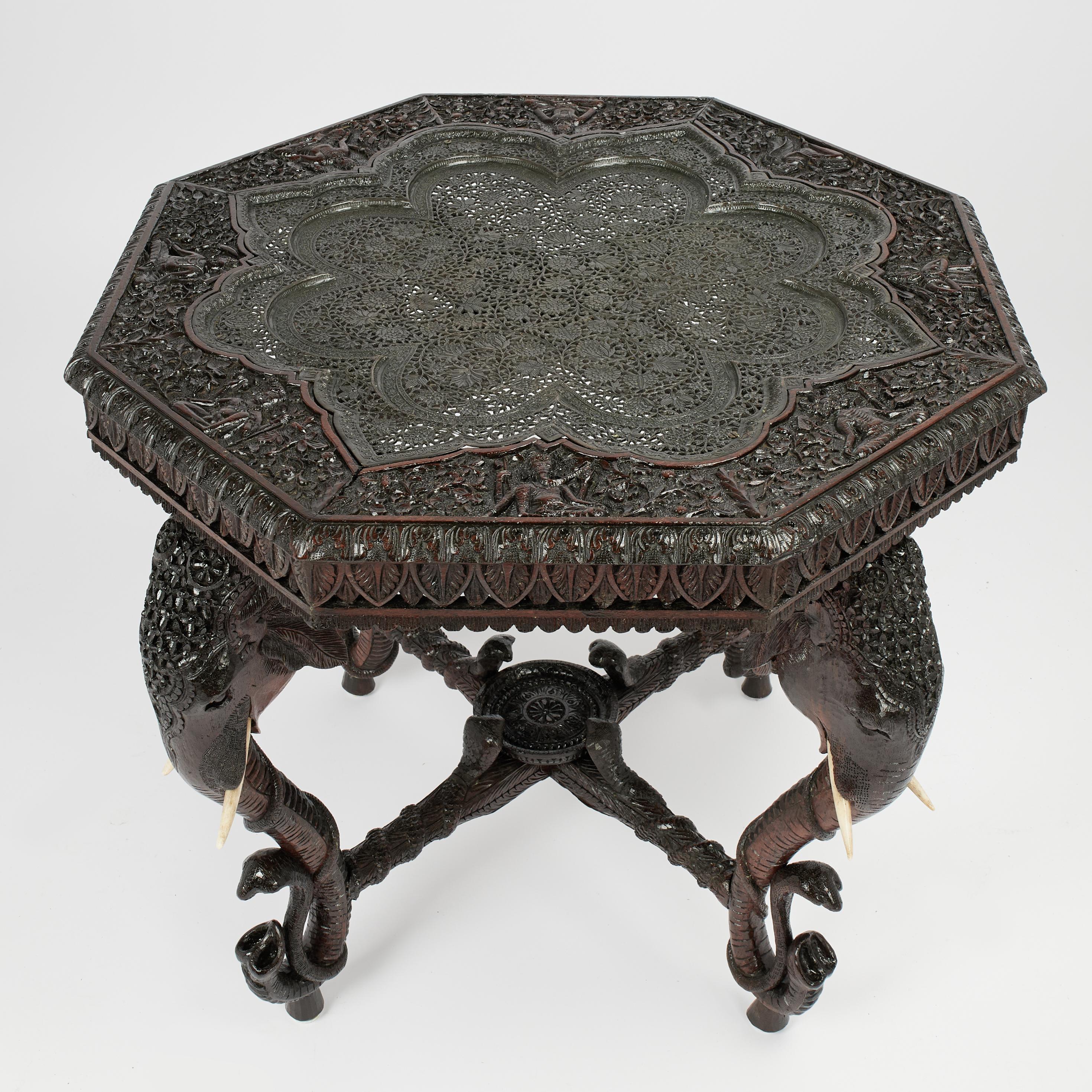 Sculpté à la main Ancienne table sculptée anglo-indienne avec éléphants en vente