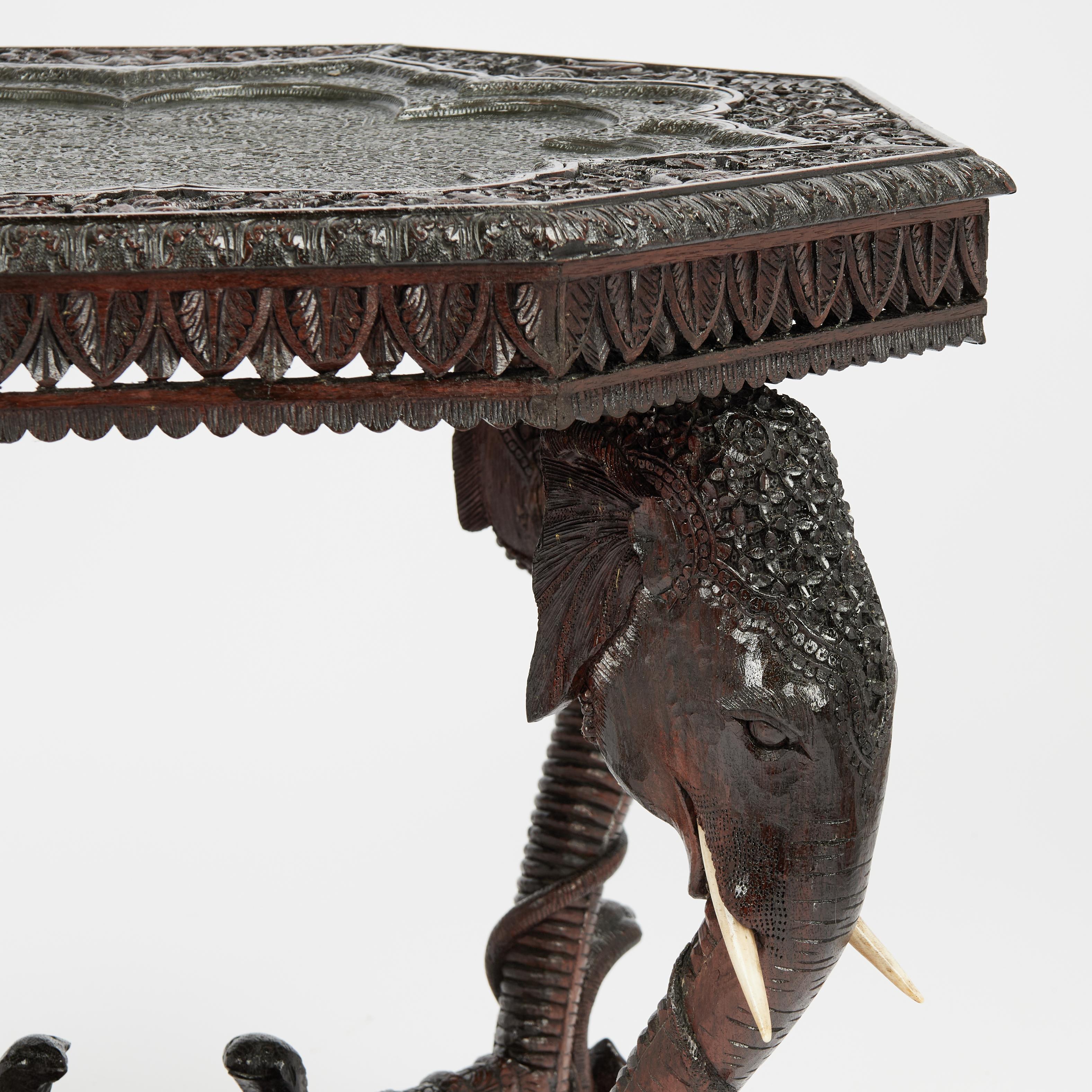 Indien Ancienne table sculptée anglo-indienne avec éléphants en vente