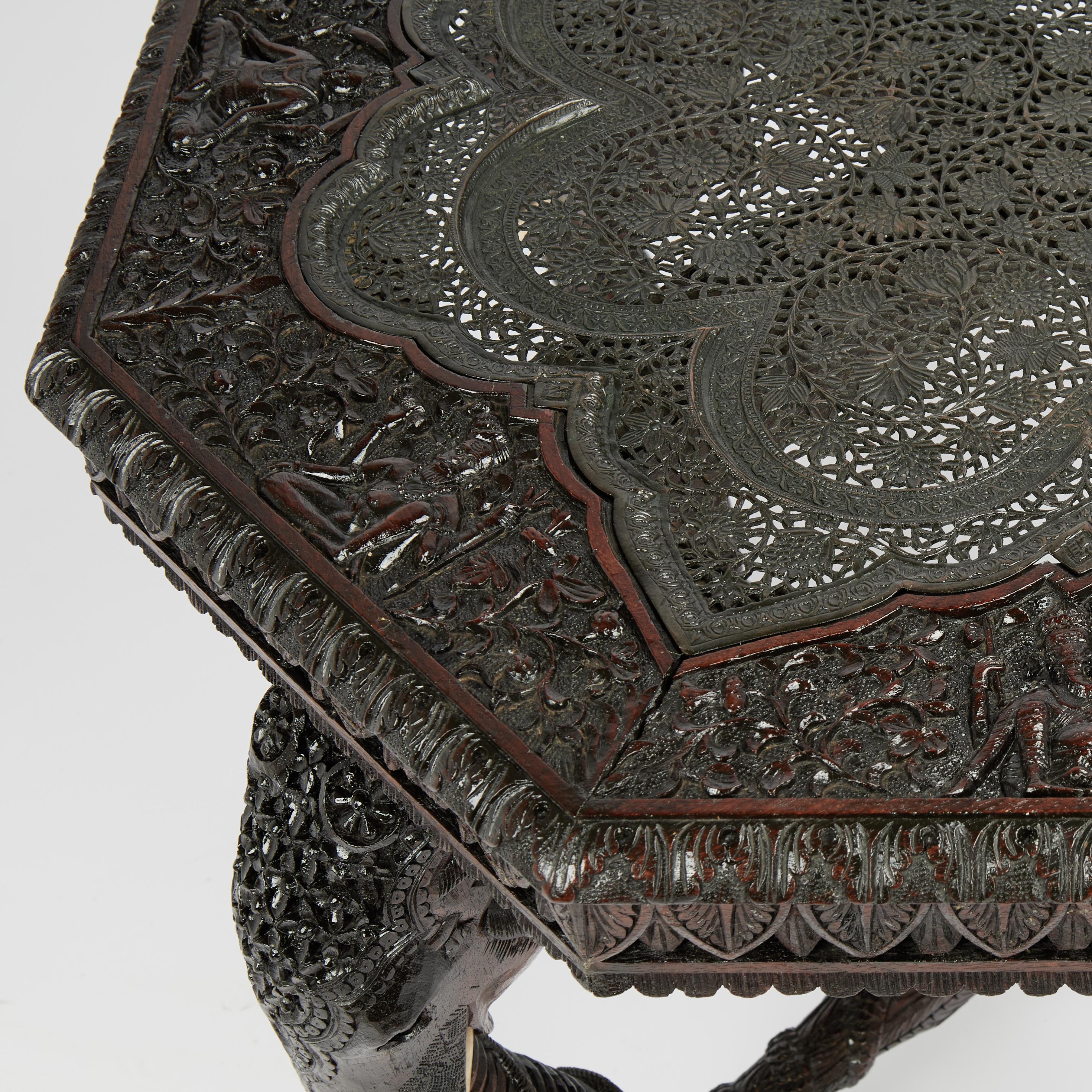 Ancienne table sculptée anglo-indienne avec éléphants Bon état - En vente à Palm Beach, FL