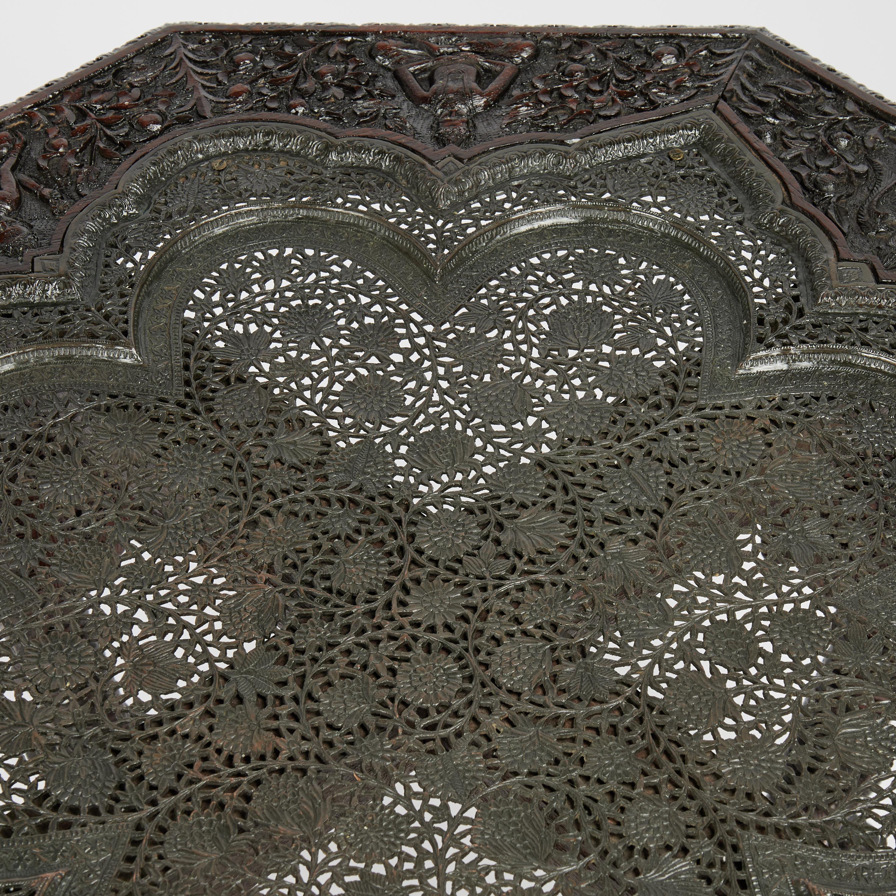 XIXe siècle Ancienne table sculptée anglo-indienne avec éléphants en vente