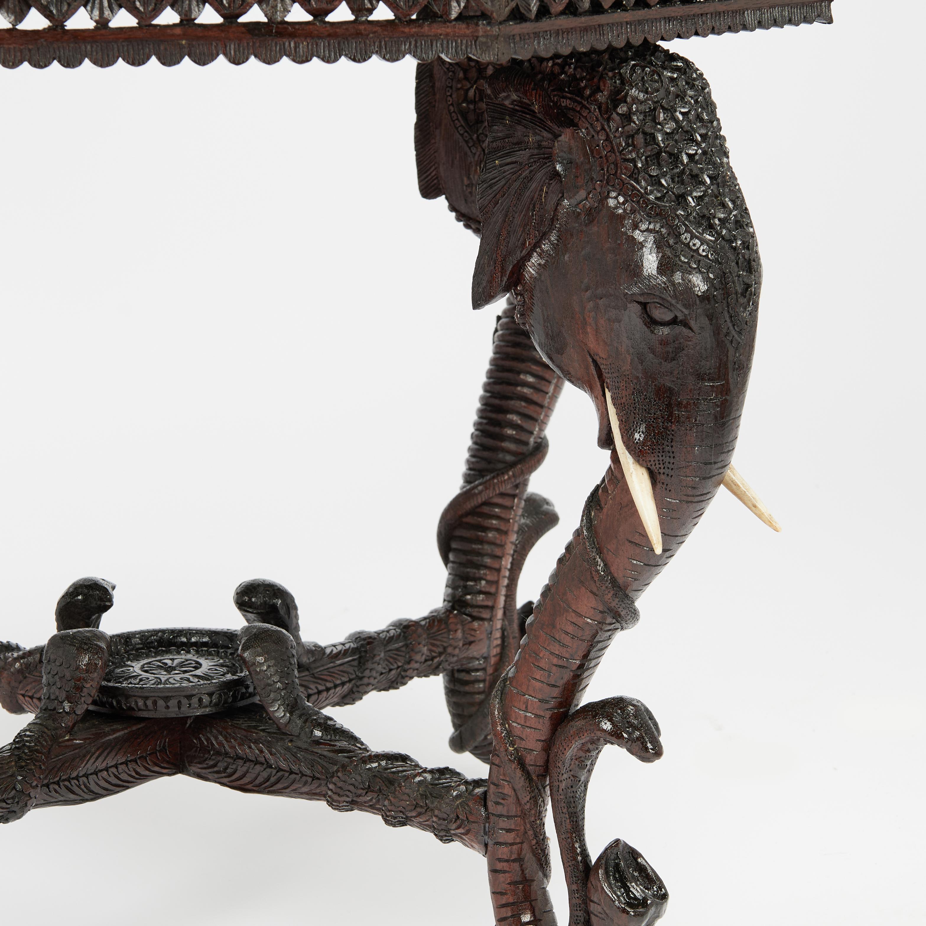 Ancienne table sculptée anglo-indienne avec éléphants en vente 1