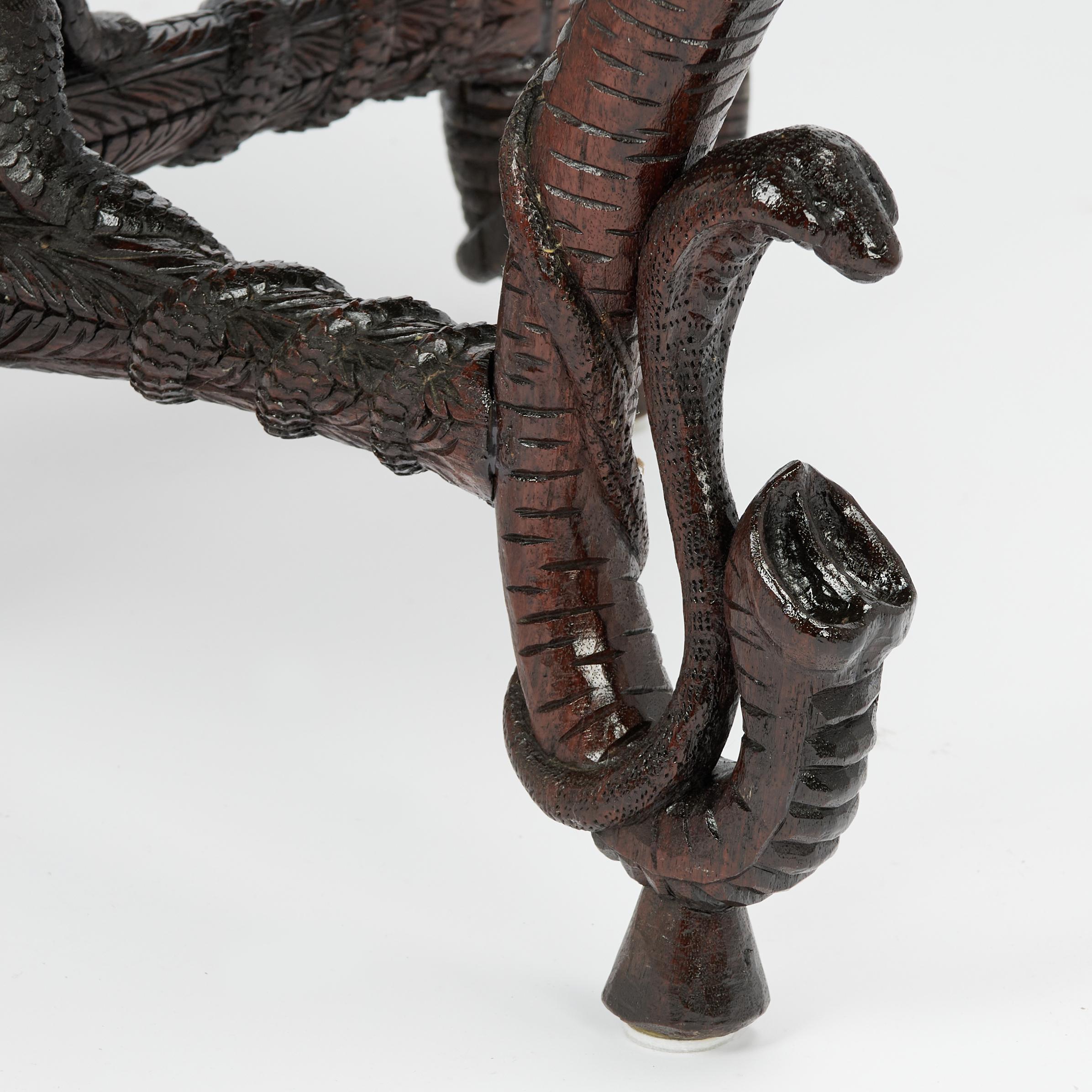Ancienne table sculptée anglo-indienne avec éléphants en vente 2