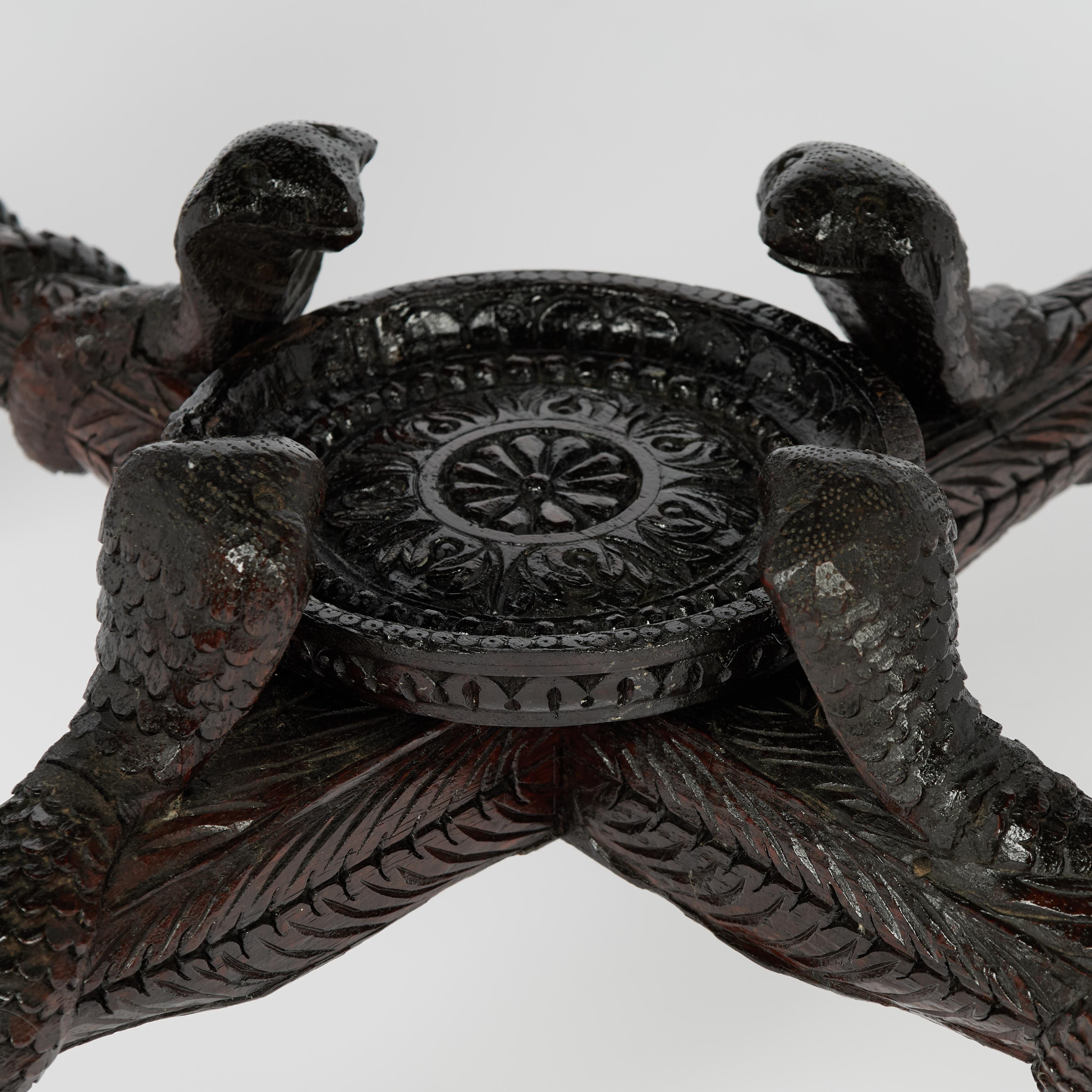 Ancienne table sculptée anglo-indienne avec éléphants en vente 3