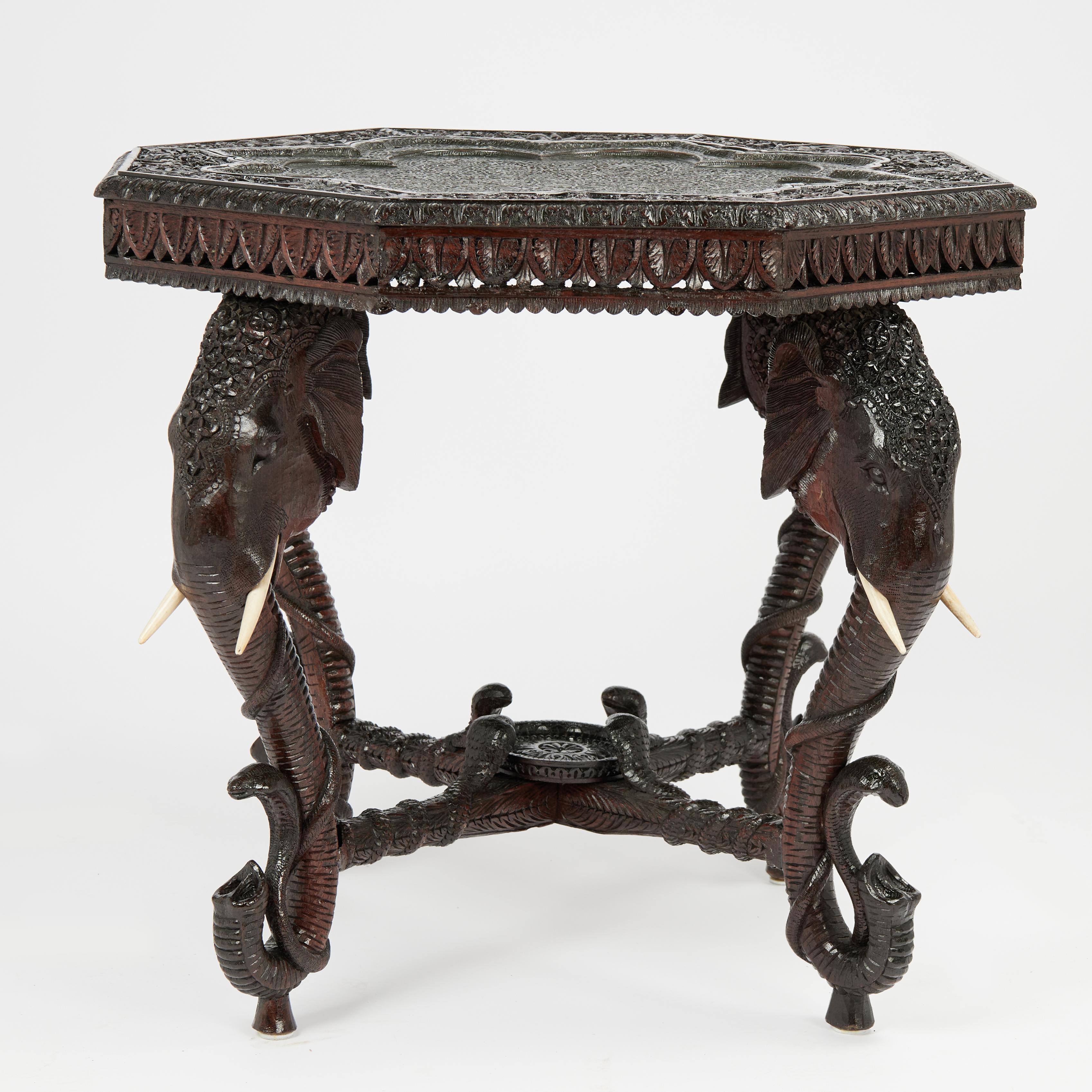 Ancienne table sculptée anglo-indienne avec éléphants en vente 5
