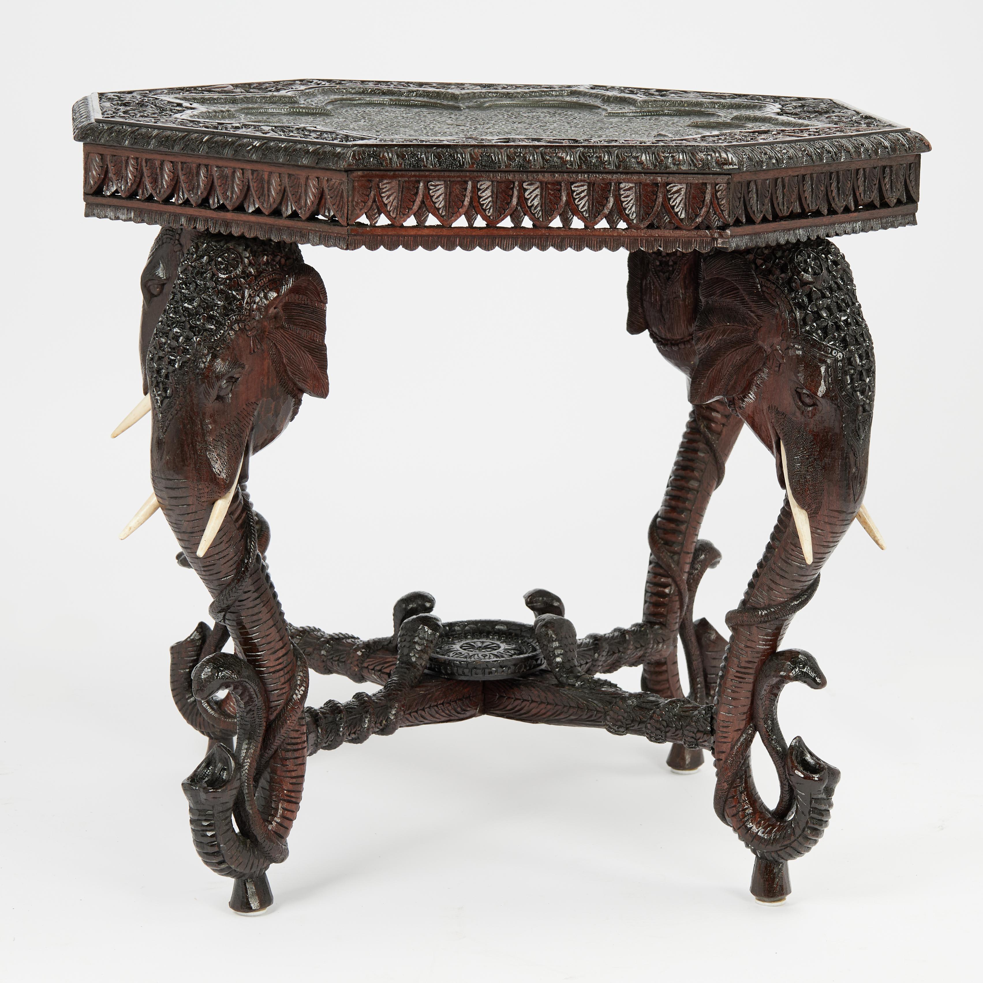 Ancienne table sculptée anglo-indienne avec éléphants en vente 4