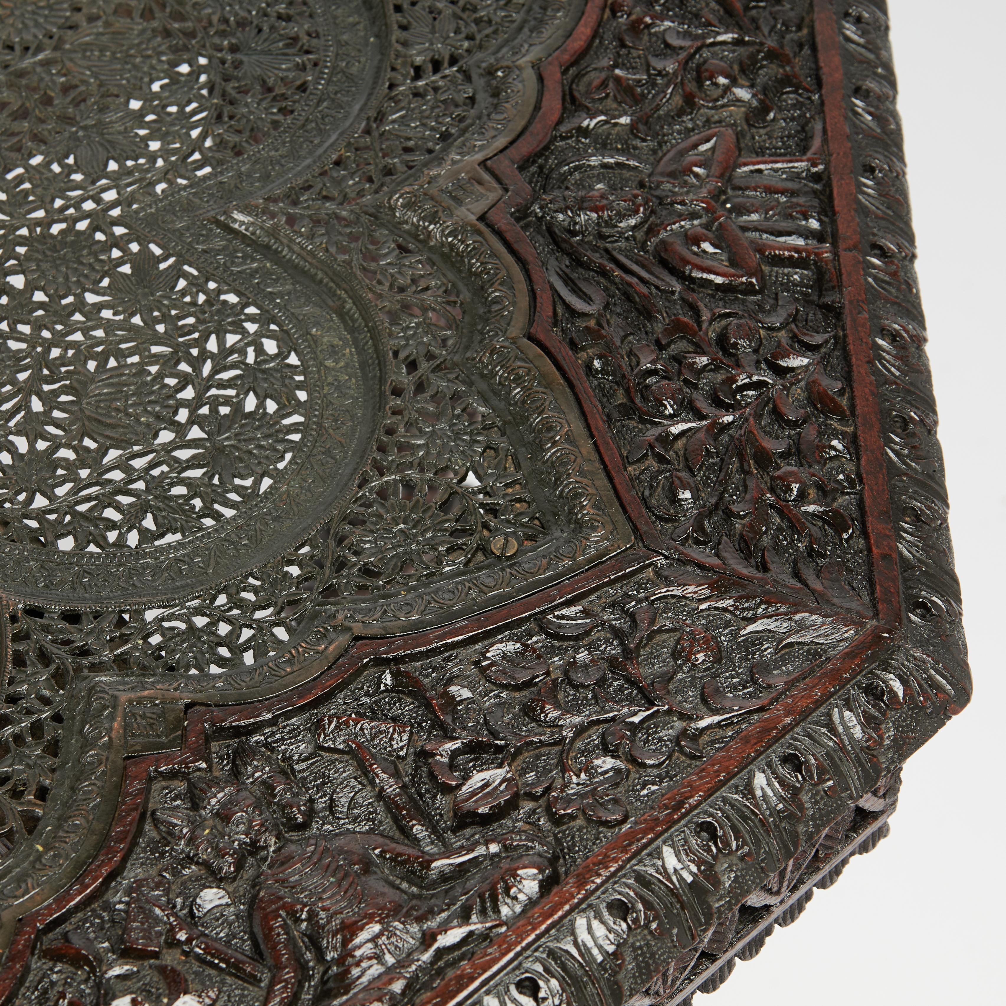 Acajou Ancienne table sculptée anglo-indienne avec éléphants en vente