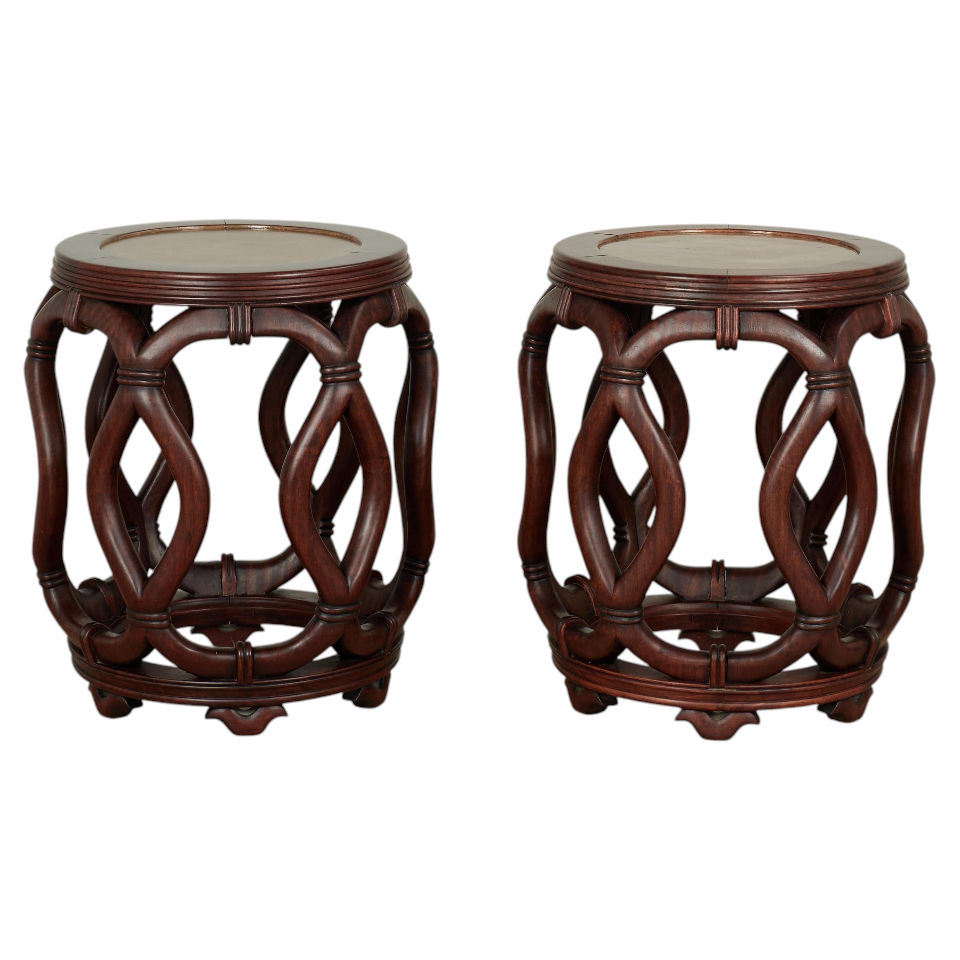 Par de asientos o soportes de jardín chinos antiguos de madera tallada en venta