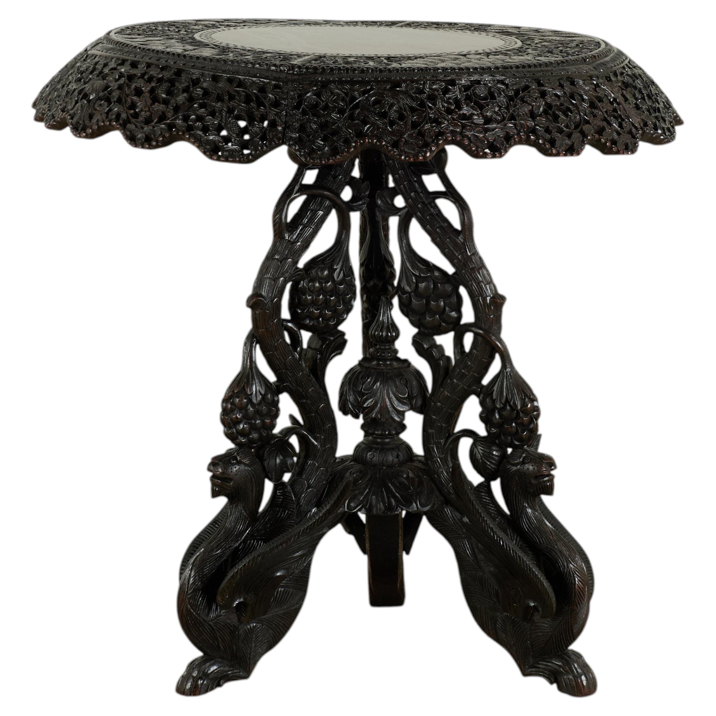 Table ancienne anglo-indienne en bois de rose sculpté en vente