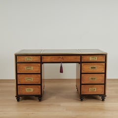 Scrivania con piano in pelle in stile vintage da campagna, Baker Collectors Edition