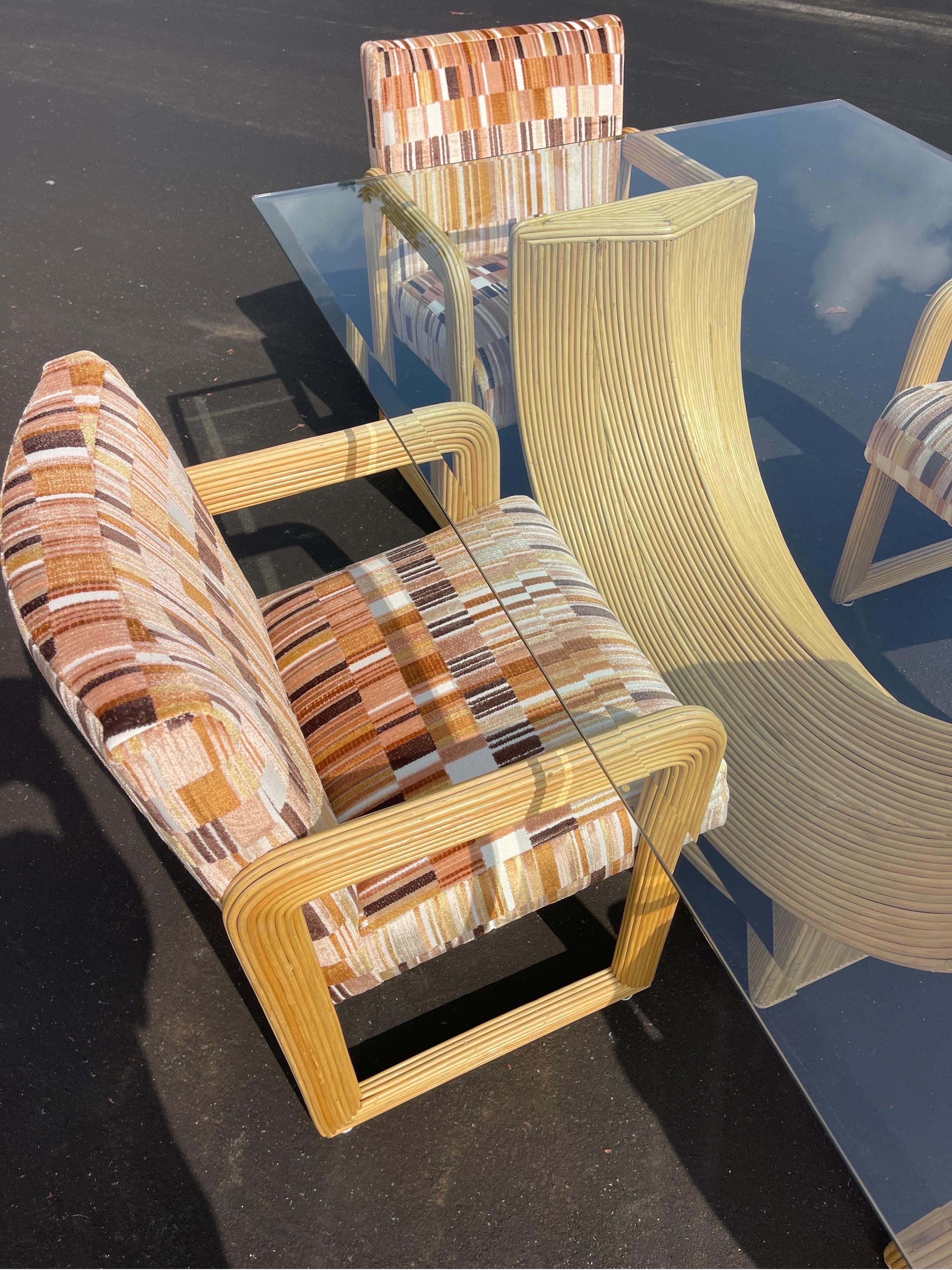 Superbe ensemble de salle à manger Pencil Reed des années 1980 avec un revêtement neuf. Des fauteuils larges et armés pour plus de confort. Encadrement original. 