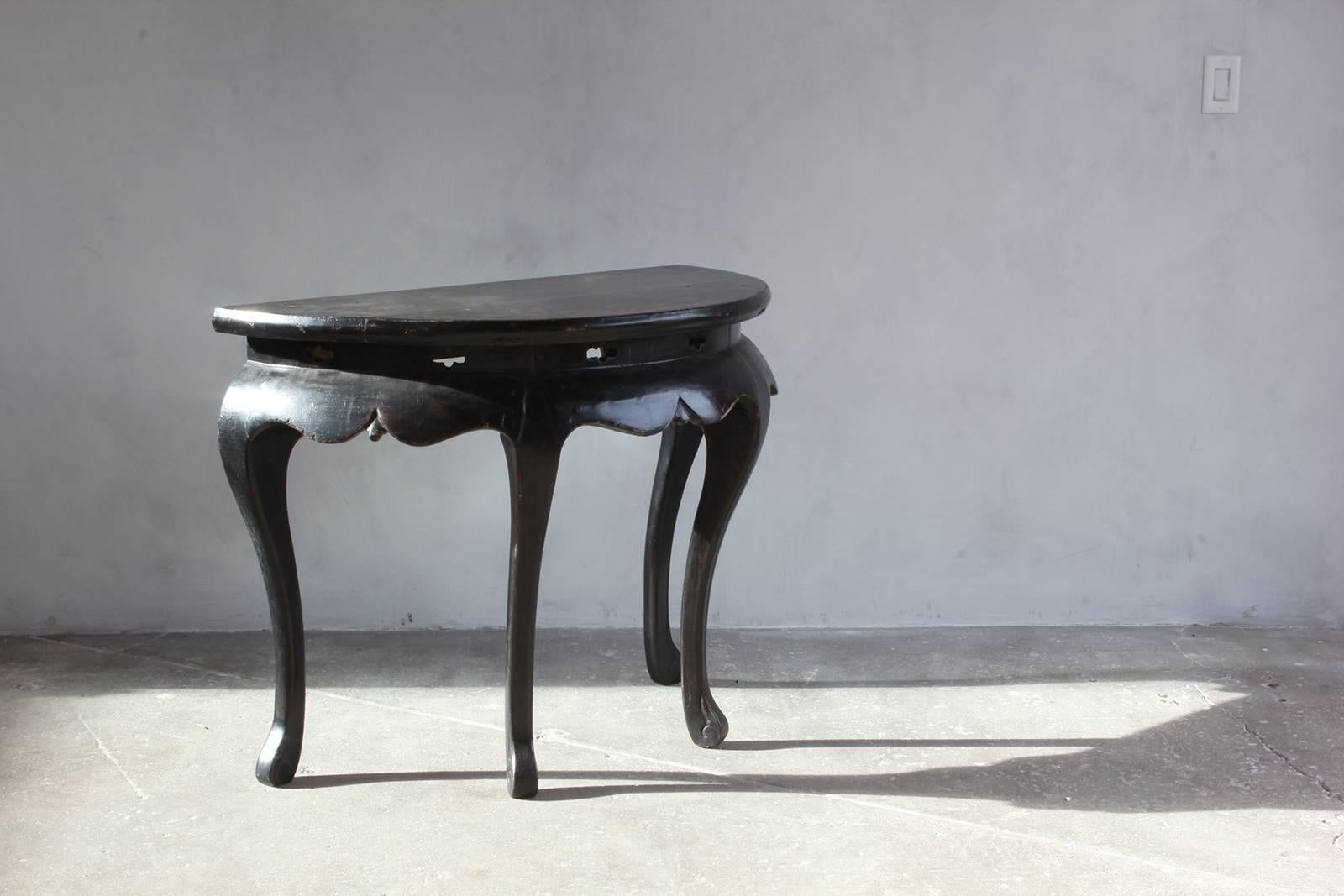 Black Lacquered British Four Legged Demilune In Distressed Condition In Los Angeles, CA