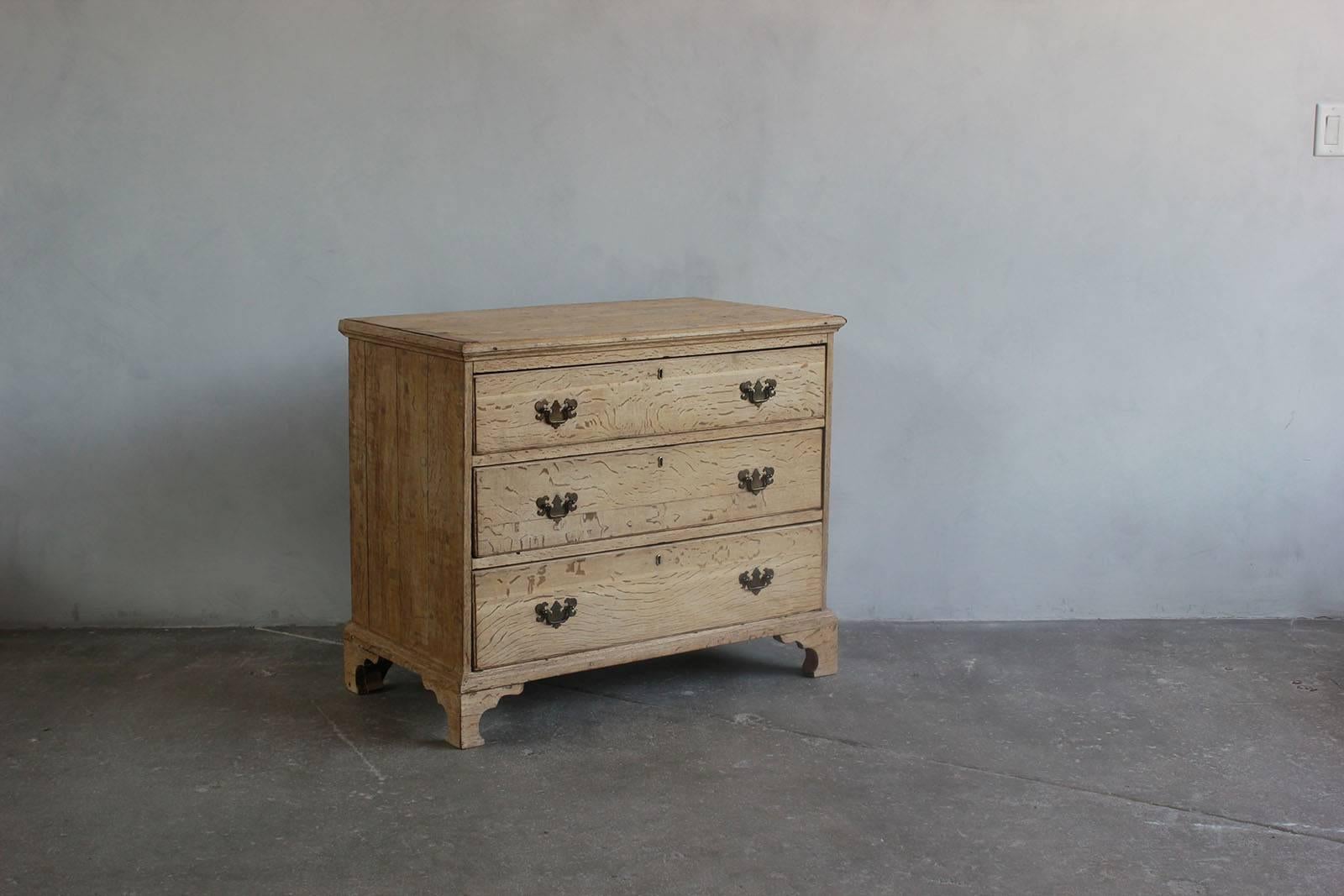 Queen Anne Style Burled Wood Three-Drawer Dresser In Distressed Condition In Los Angeles, CA