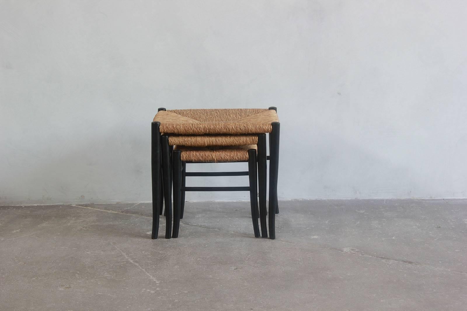 Set of Three Wicker and Black Nesting Tables In Excellent Condition In Los Angeles, CA