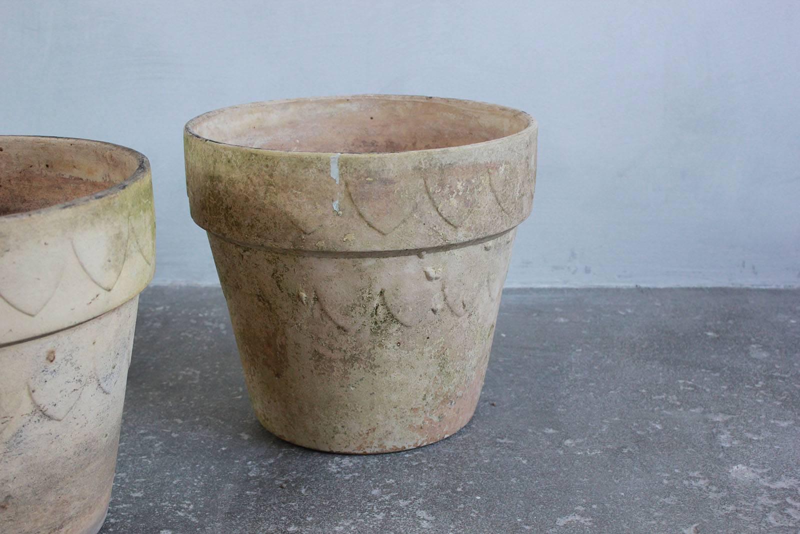 Aged Terra Cotta Outdoor Pot with Scalloped Top Detail In Distressed Condition In Los Angeles, CA