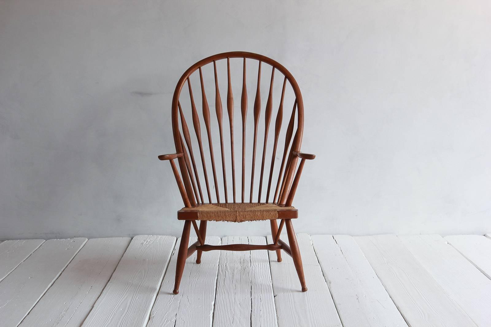 Windsor Peacock Style Chair with Rush Seat In Excellent Condition In Los Angeles, CA