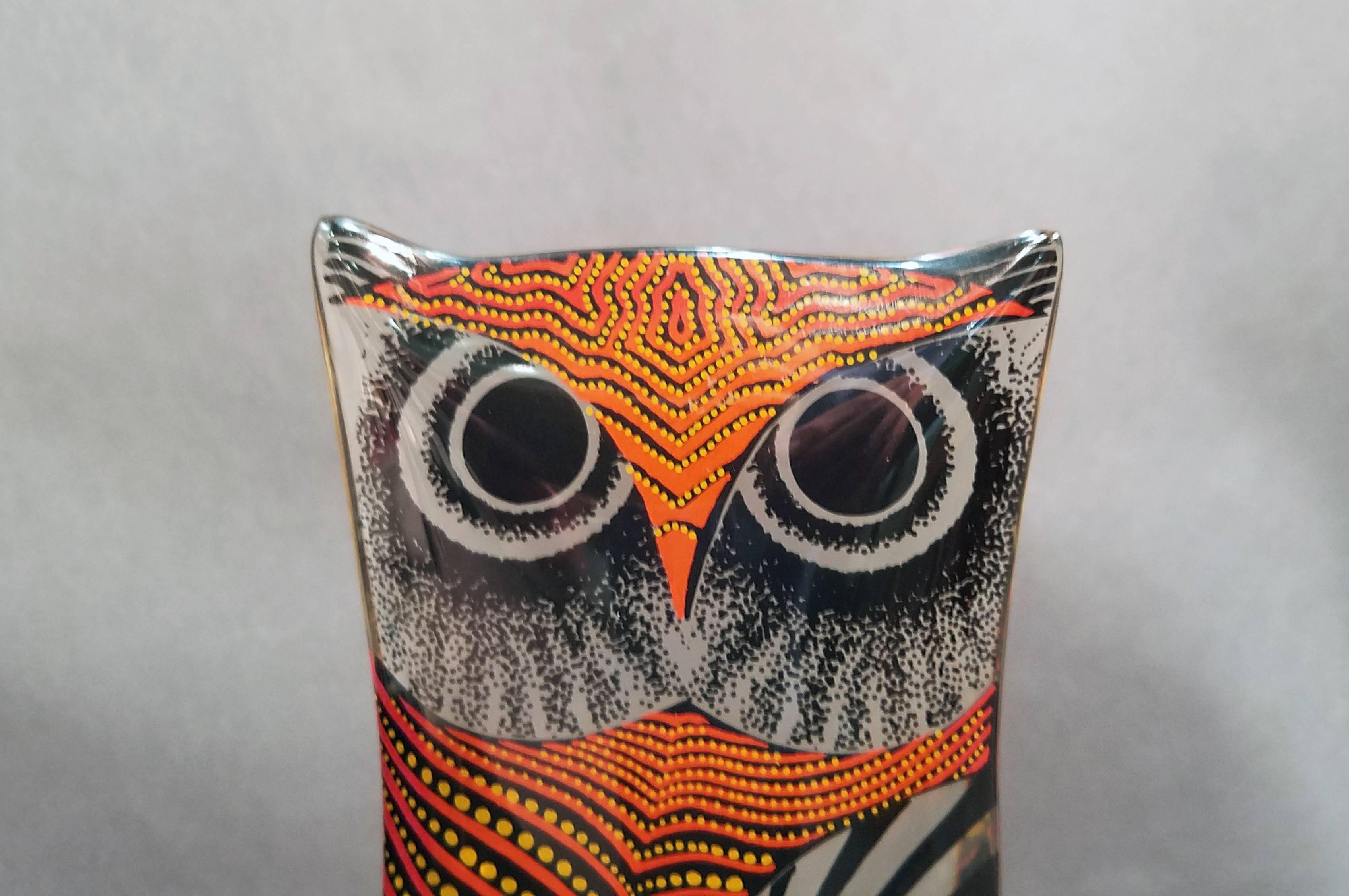 Abraham Palatnik two-tone Lucite Owl, 
1970s.

The large two-tone Abraham Palatnik double-sided owl. One side in brown, yellow and black and the other side in black.

Dimensions: 10 inches x 4 inches wide x 2 inches deep at foot.

The