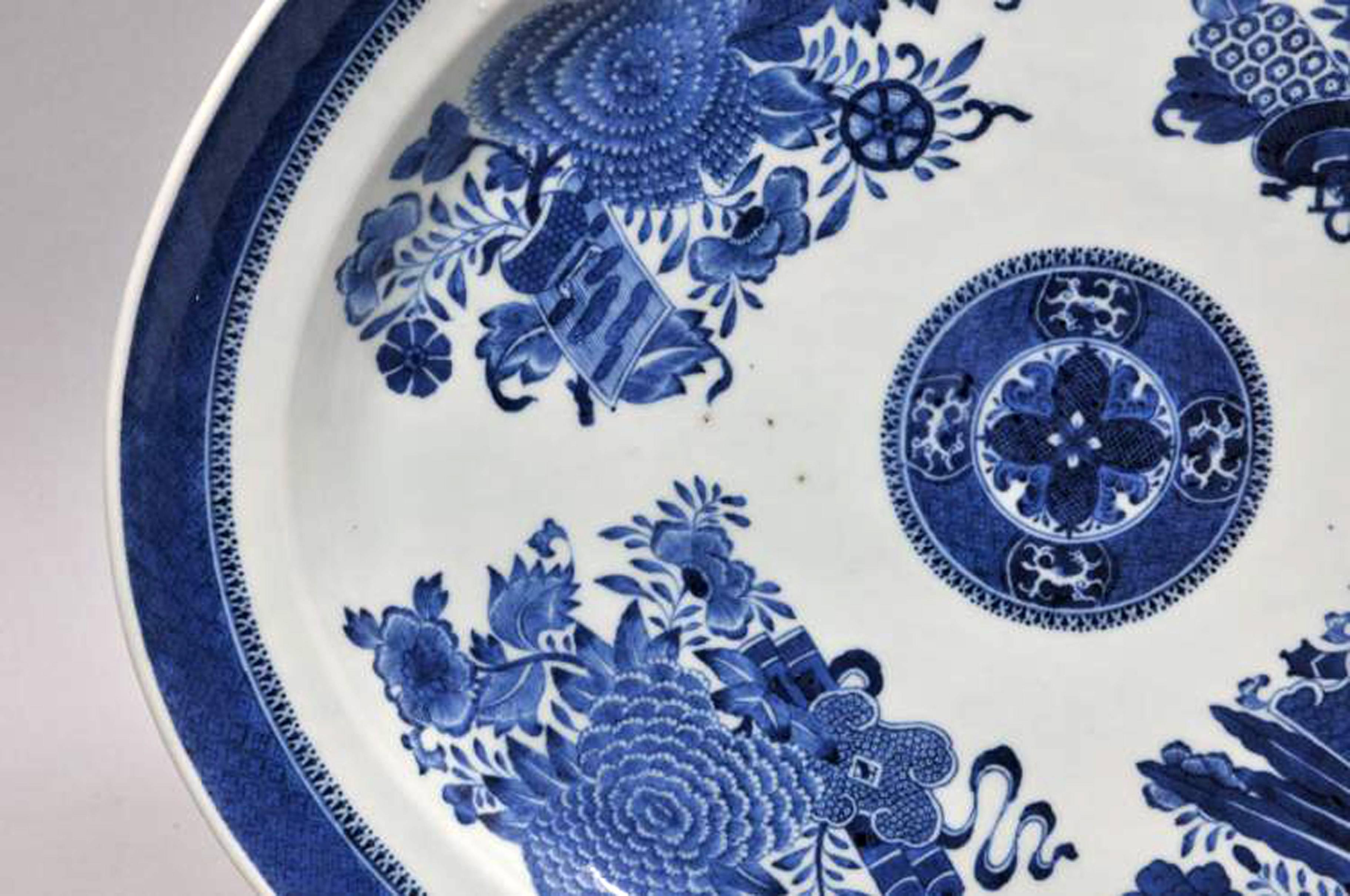 Chinese export porcelain large underglaze blue and white Fitzhugh dish,
circa 1790.

The large Chinese Export porcelain dish is of oval form and painted with the traditional Fitzhugh design.

