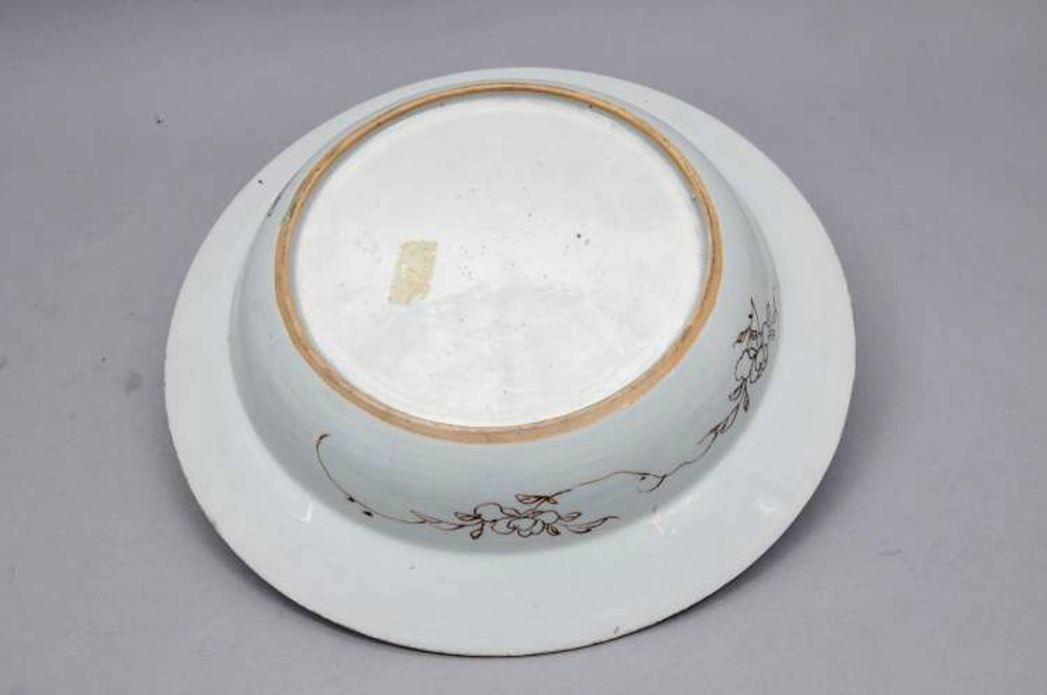 18th Century Chinese Export Famille Rose Porcelain Deep Basin For Sale 1