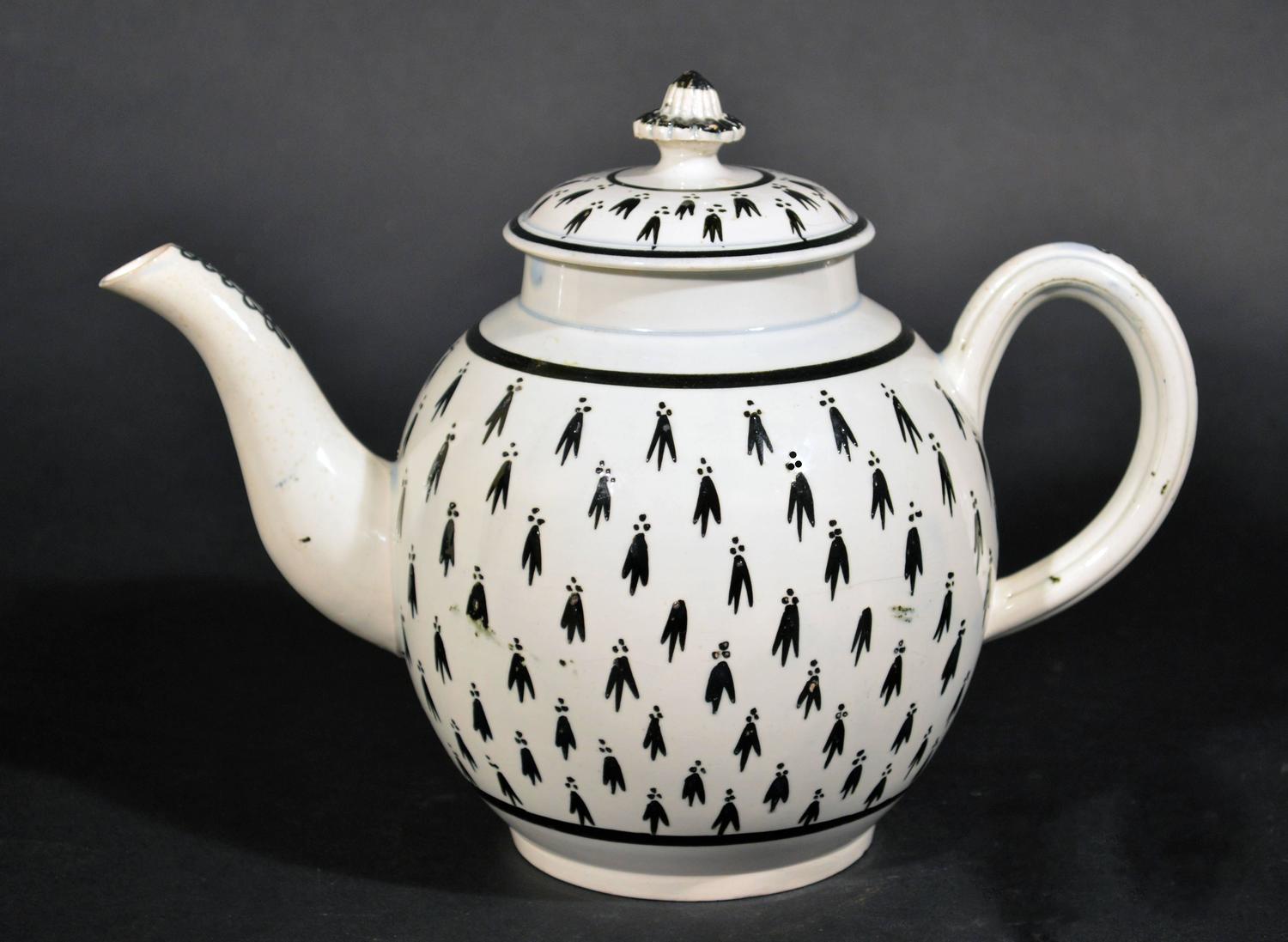 Pearlware Pottery Large Teapot with Ermine Decoration For Sale at 1stdibs