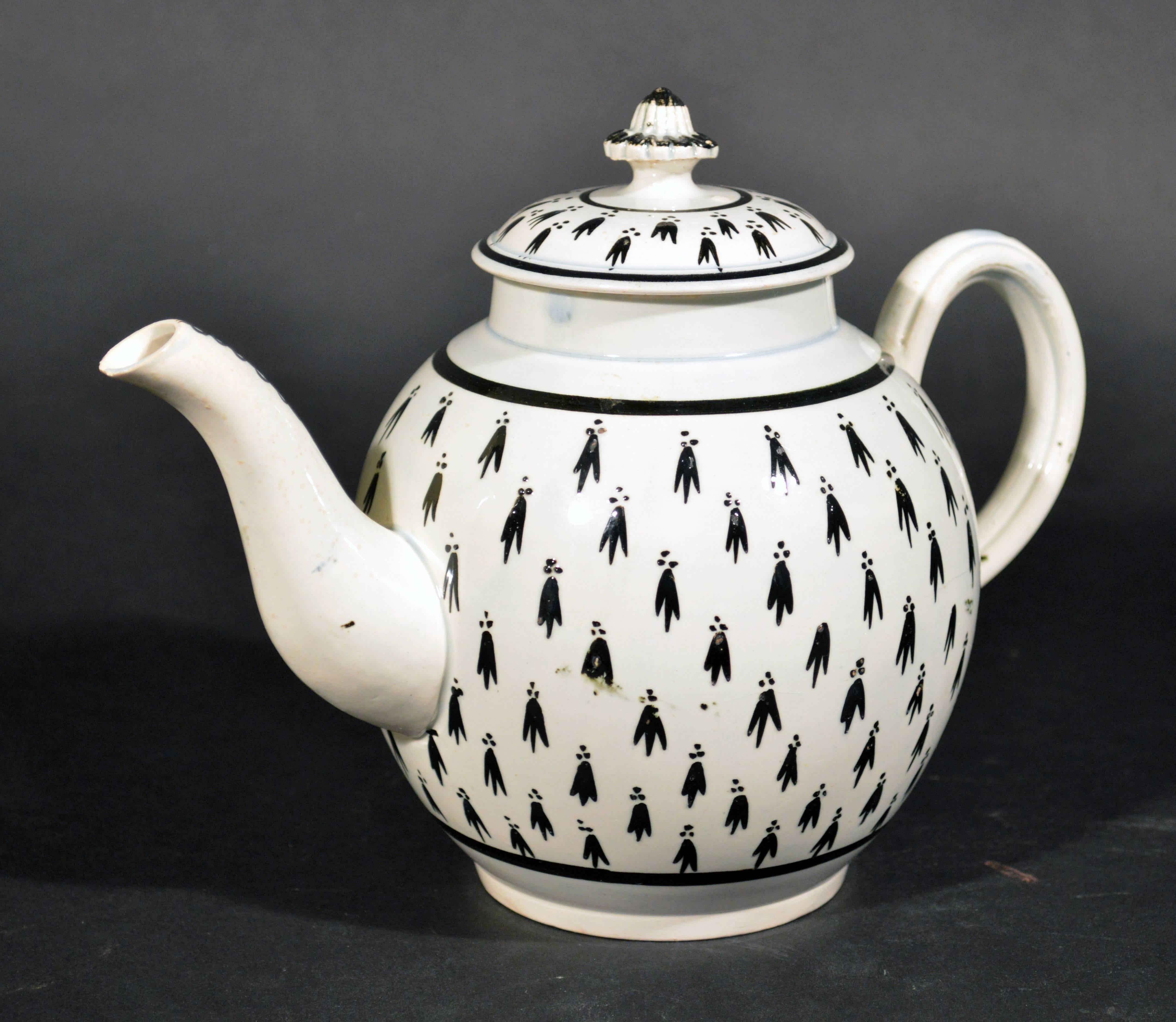 Pearlware Pottery Large Teapot with Ermine Decoration In Excellent Condition In Downingtown, PA