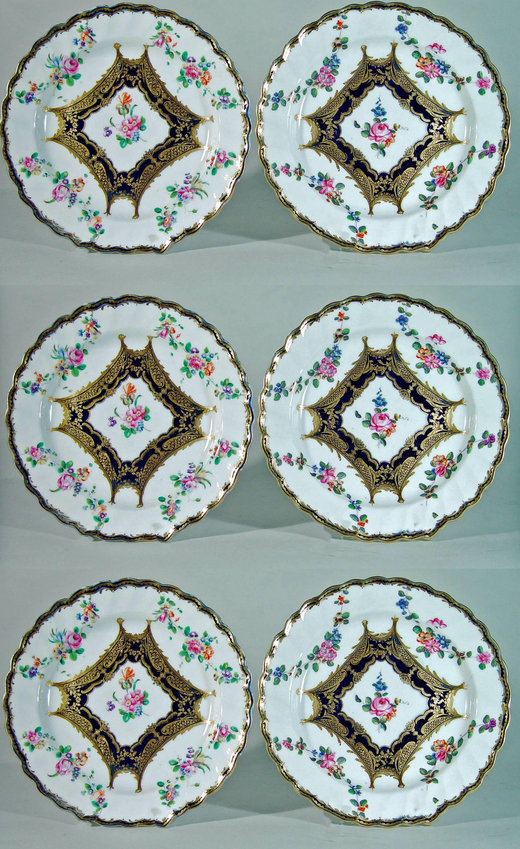Los raros platos de Chelsea Porcelain o Chelsea Derby están pintados en el centro con un panel de ramos florales rodeado de un borde azul mazarino y finos realces dorados de trabajo dentil, escamas de pez y cabezas de flores.

El dorado a escala
