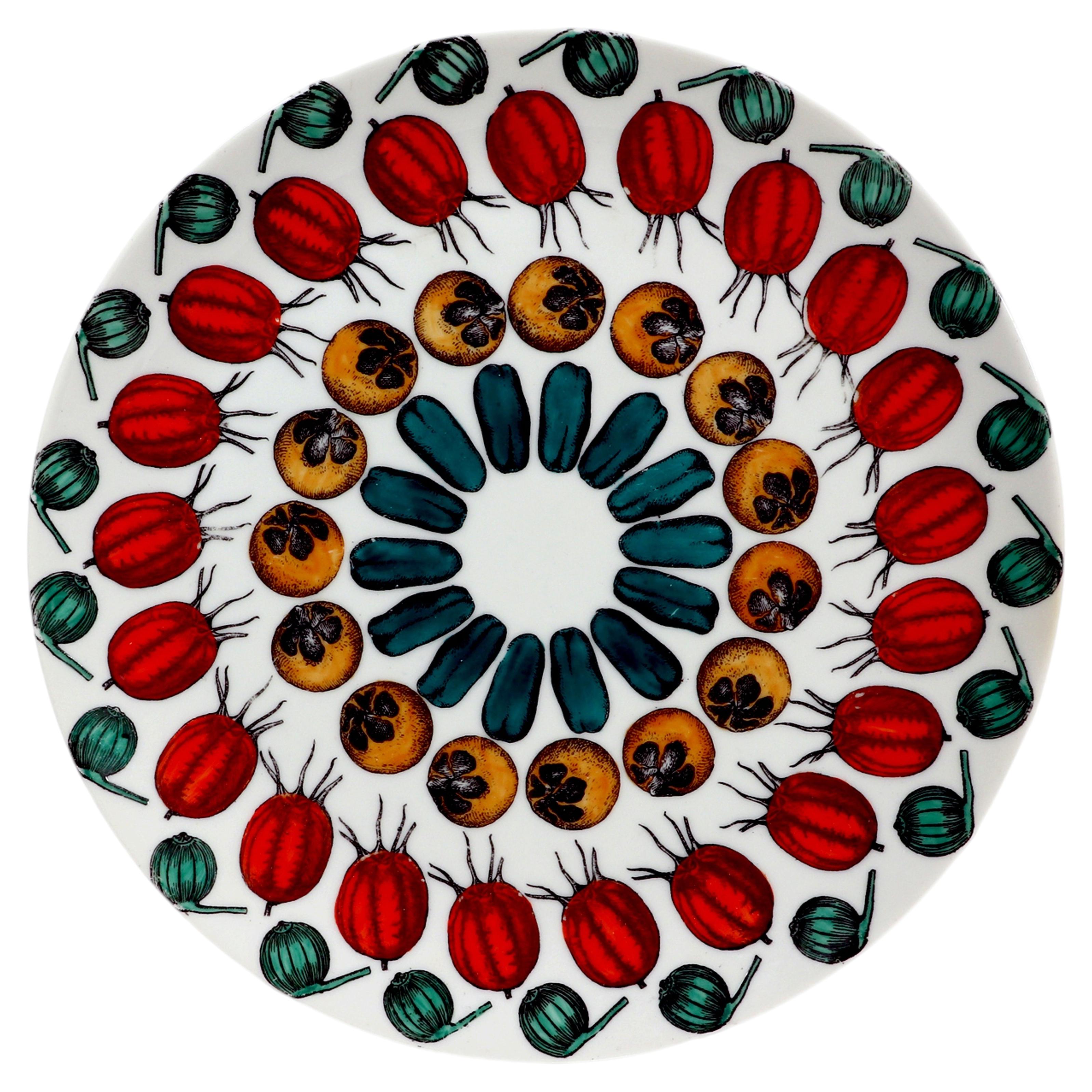 Assiette en porcelaine Piero Fornasetti, « Giostra di Frutta », n° 6 de la série