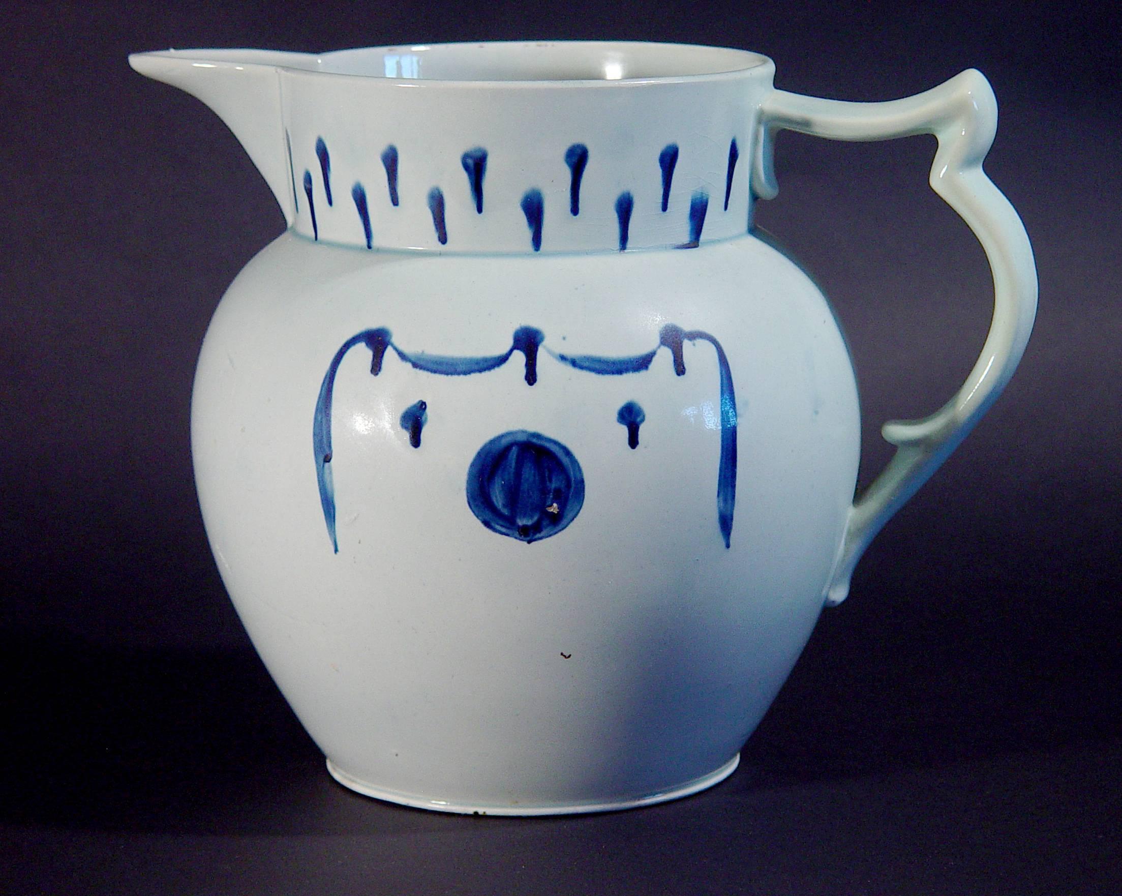 Georgien Pichet en céramique anglaise perlée bleu et blanc en vente