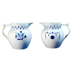 Großer blau-weißer Krug aus englischem Pearlware mit Volksblumen und drapierten Girlanden