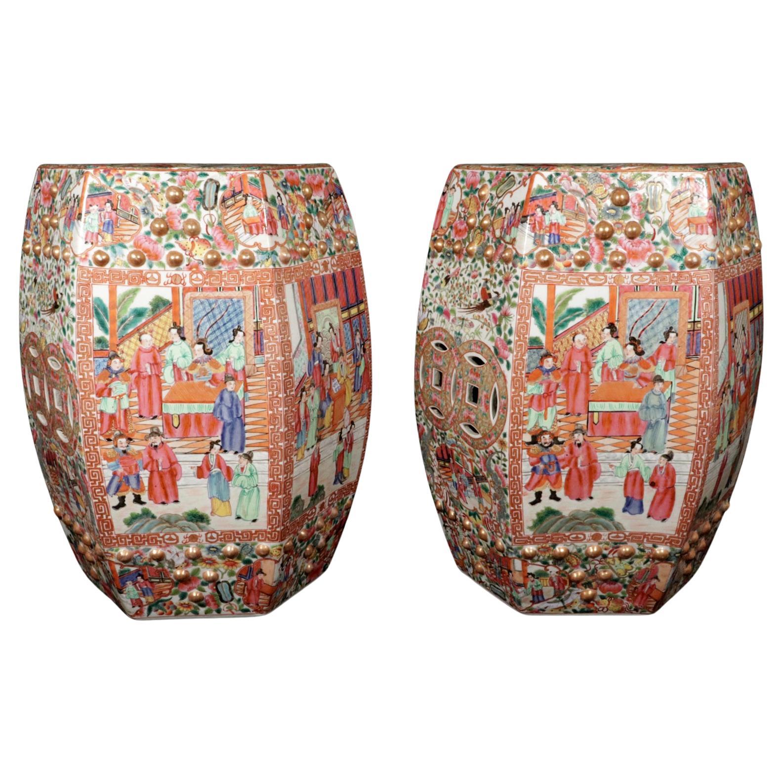 Chinesischer Export Porzellan sechseckige Garten Sitze,
Ein Paar,
CIRCA 1850-60

Die Gartenstühle aus chinesischem Exportporzellan mit Rosenmedaillon haben die Form eines sechseckigen Fasses mit vergoldeten Nieten, die die Nagelköpfe eines echten