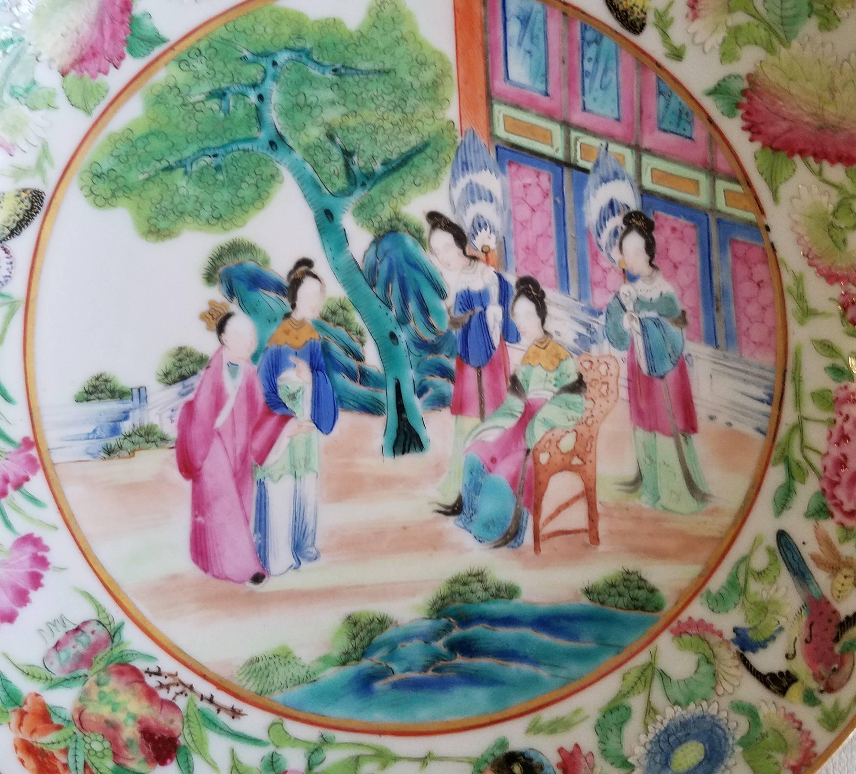 Die Sauce Schüssel fein gemalt mit Mandarin Figuren in der zentralen Vertiefung und Blumen und Schmetterlinge auf dem Rand.
 