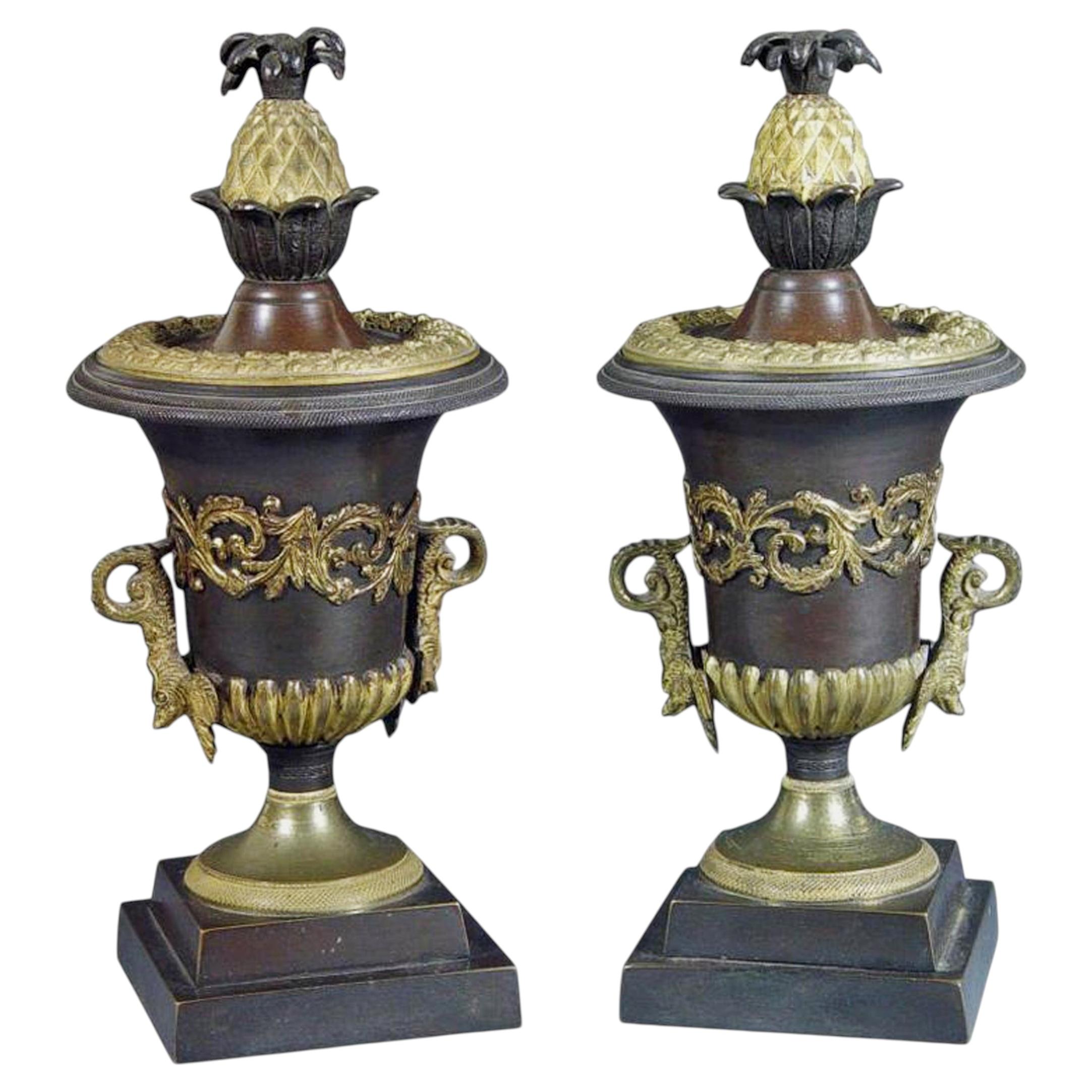 Urnes-bougeoirs de style Régence en bronze et en bronze doré, avec couvercles réversibles en forme d'ananas en vente