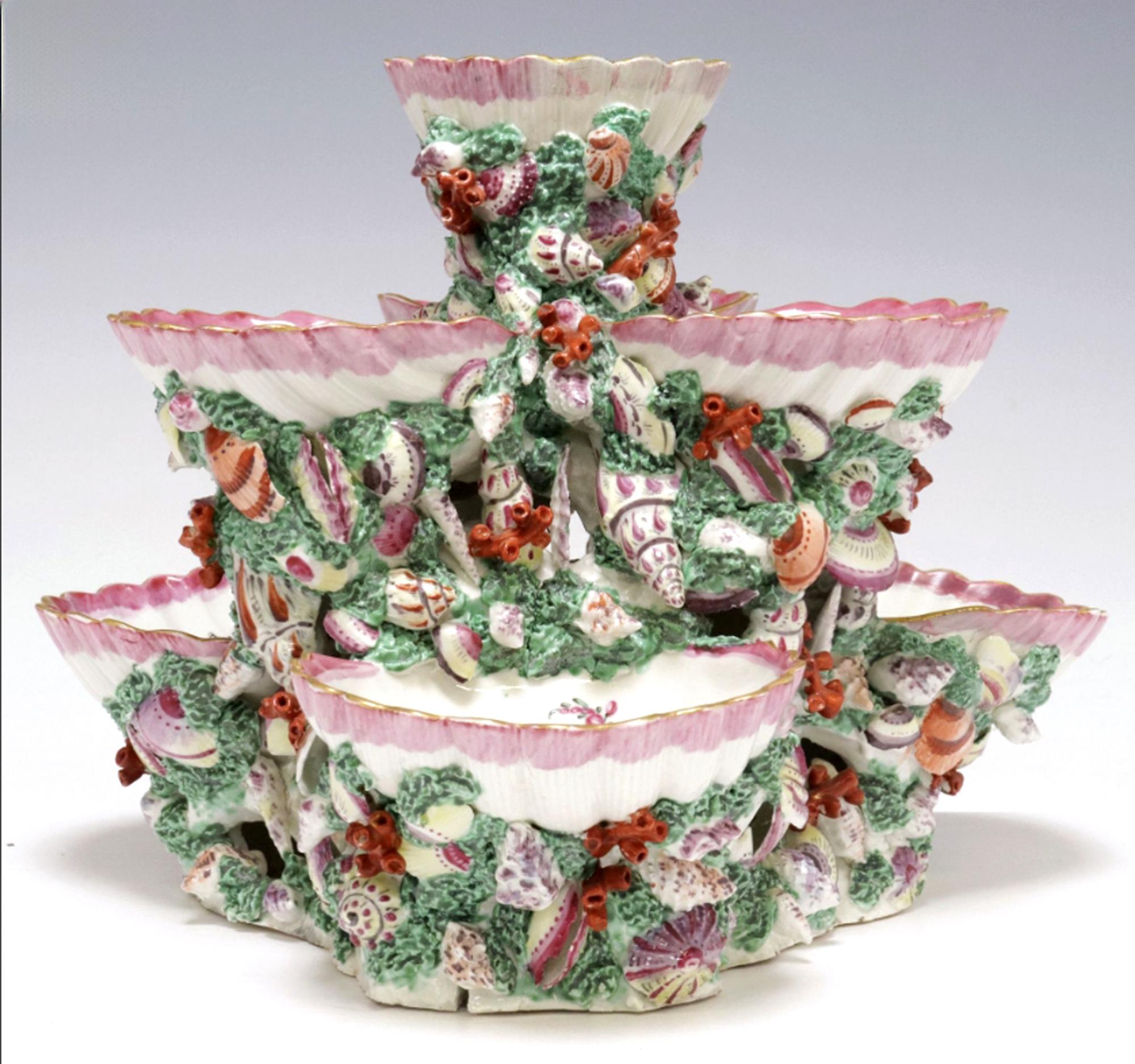 First Period Worcester Porcelain Polychrome Sweetmeat Stand with Sea Shells In Good Condition For Sale In Downingtown, PA