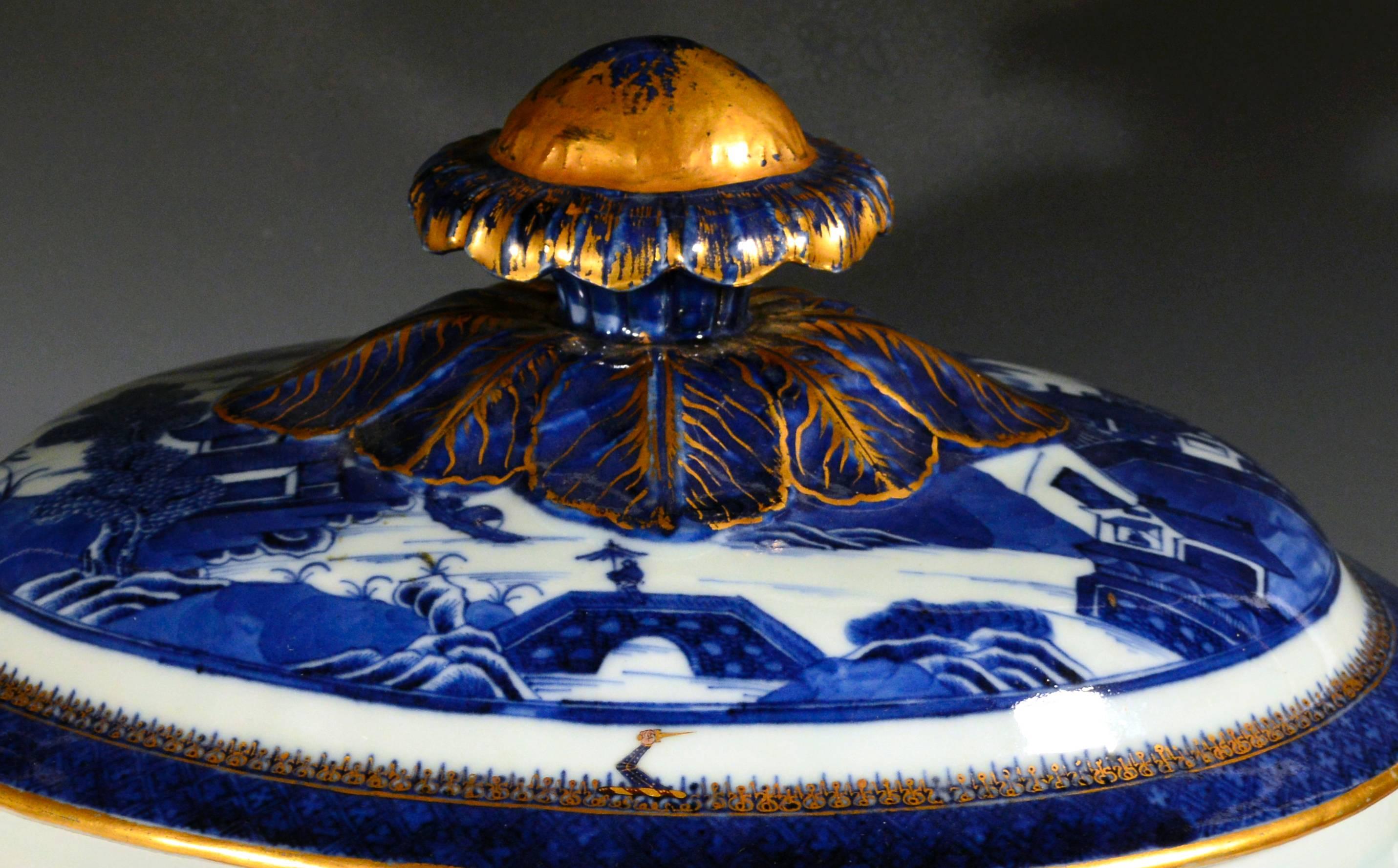 Chinese Blue and White Armorial Porcelain Tureen and Cover, O'neill Family Arms In Excellent Condition In Downingtown, PA
