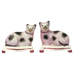 Staffordshire-Keramikkatzen auf Kissen, ein Paar lila Figuren, um 1830
