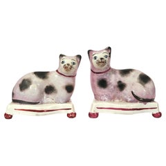 Staffordshire-Keramikkatzen auf Kissen, ein Paar lila Figuren, um 1830