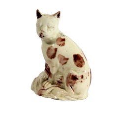 Chat en porcelaine « creamware » anglaise, figurine de type Whieldon décorée à l'éponge au manganèse, vers 1770