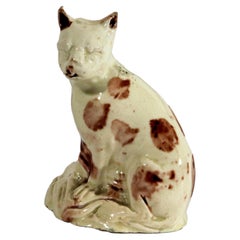 Chat en porcelaine « creamware » anglaise, figurine de type Whieldon décorée à l'éponge au manganèse, vers 1770