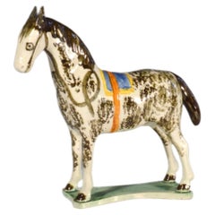 Cheval en faïence de Newcastle Prattware, attribué à St. Anthony’s, portant l’inscription « 1823 »